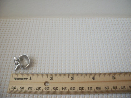 Smaller Vintage Jewelry Signed TRIFARI Textured Apple Silver Tone Brooch Pin 7817