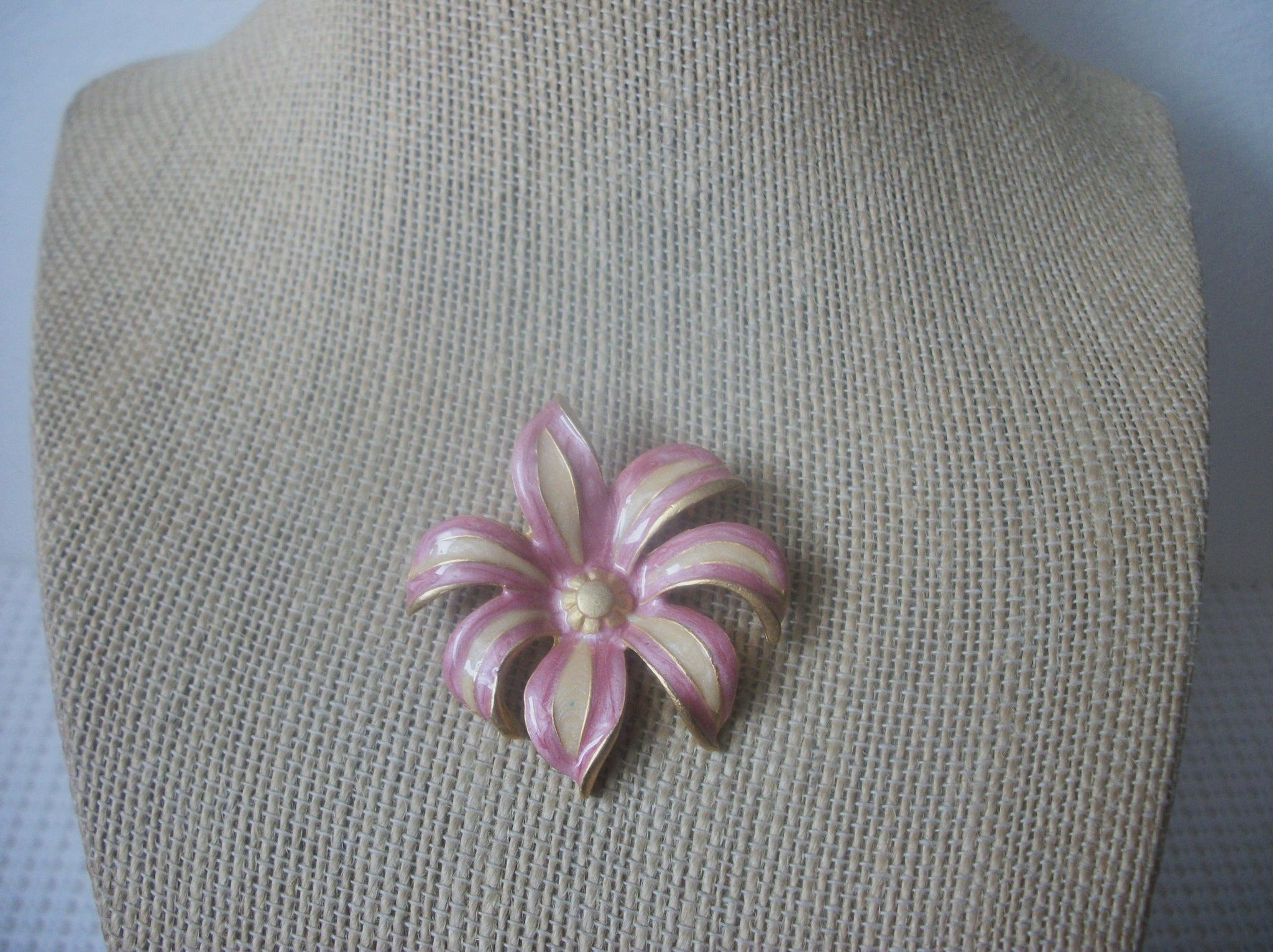 Vintage Brooch Pin Enameled Flower Pastel Pinks Gold Tone 72517