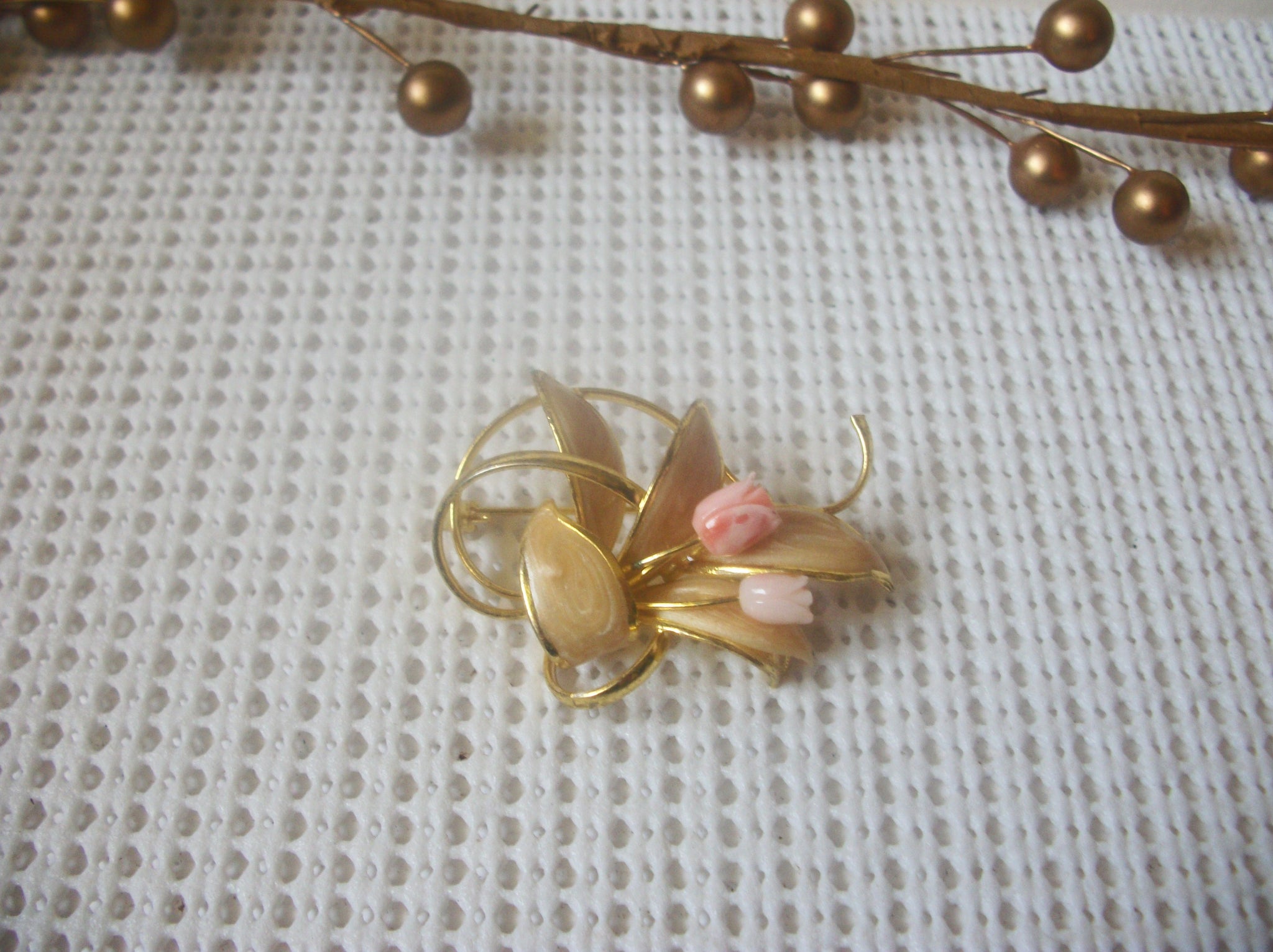 Vintage Jewelry, Enameled Pale Pink Tulips Leaves Intertwining Gold Tone Brooch Pin 52017