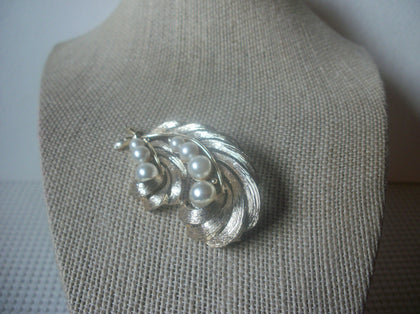 Vintage Brooch Pin, Signed LISNER, Textured Brushed Feather, White Faux Pearls, Pale Gold Tone, 021921