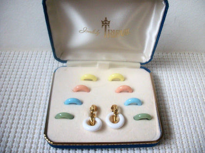 Vintage Signed Crown TRIFARI 5 Pair Pastel Lucite Hoop Exchangeable Gold Tone Clip On 030421 