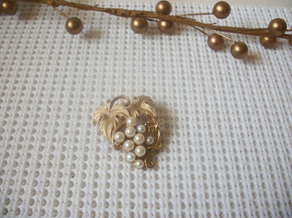 Vintage Jewelry, Signed ROMA Grape Vine White Faux Pearls, Gold Tone Brooch Pin 52017