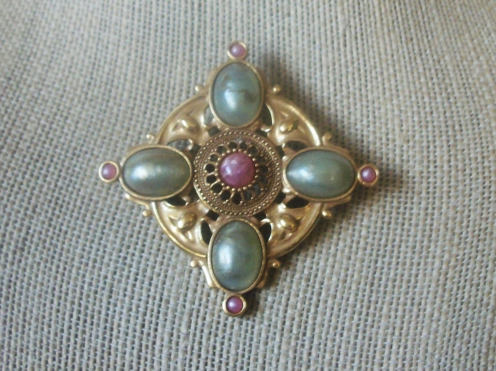 Vintage Brooch Pin, Mid Century Beautifully Detailed Pastel Lucite Inlays Gold Tone 121516