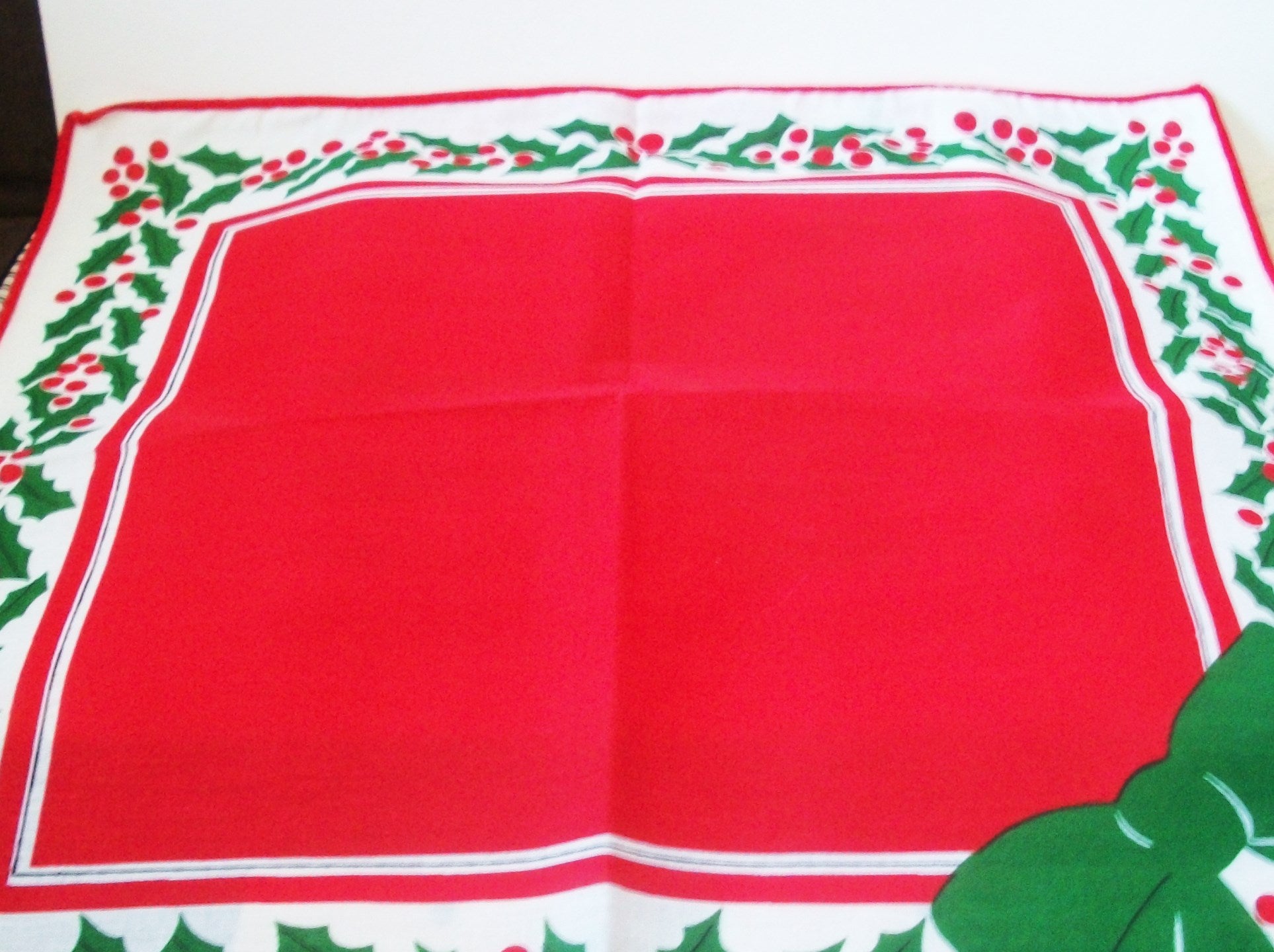 Vera Neumann 1981 Holiday Cocktail Napkin Set, 4 Signed Christmas Wreath Print Linens, Home Entertaining