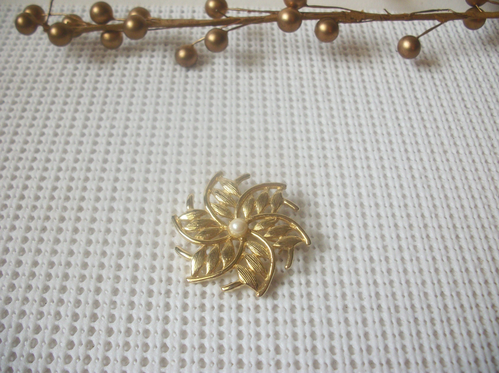 Vintage Jewelry Beautiful Flower Pinwheel White Faux Pearl Gold Tone Brooch Pin 52017