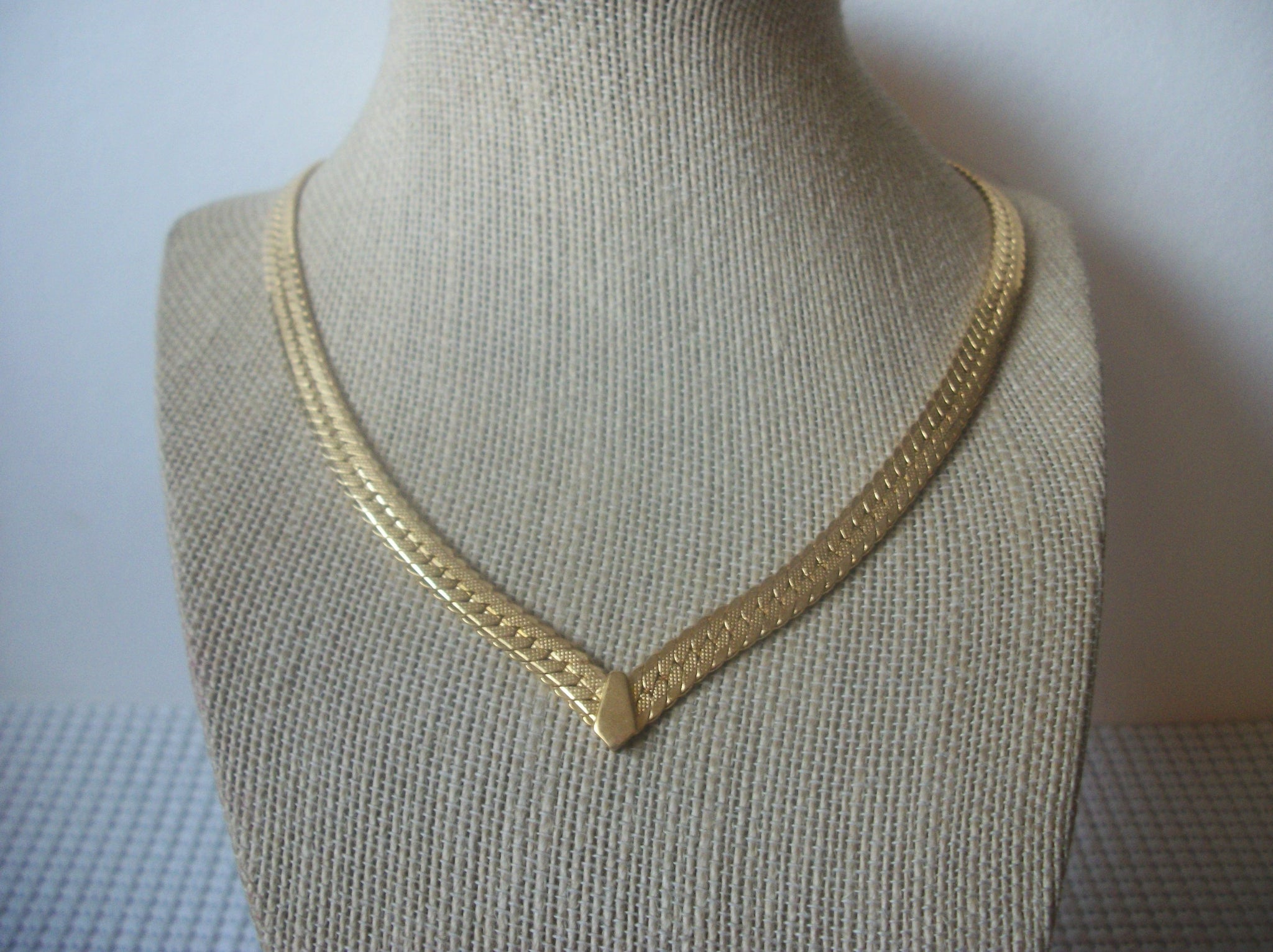 Vintage 17" Chain Links Gold Toned V Shaped 023021