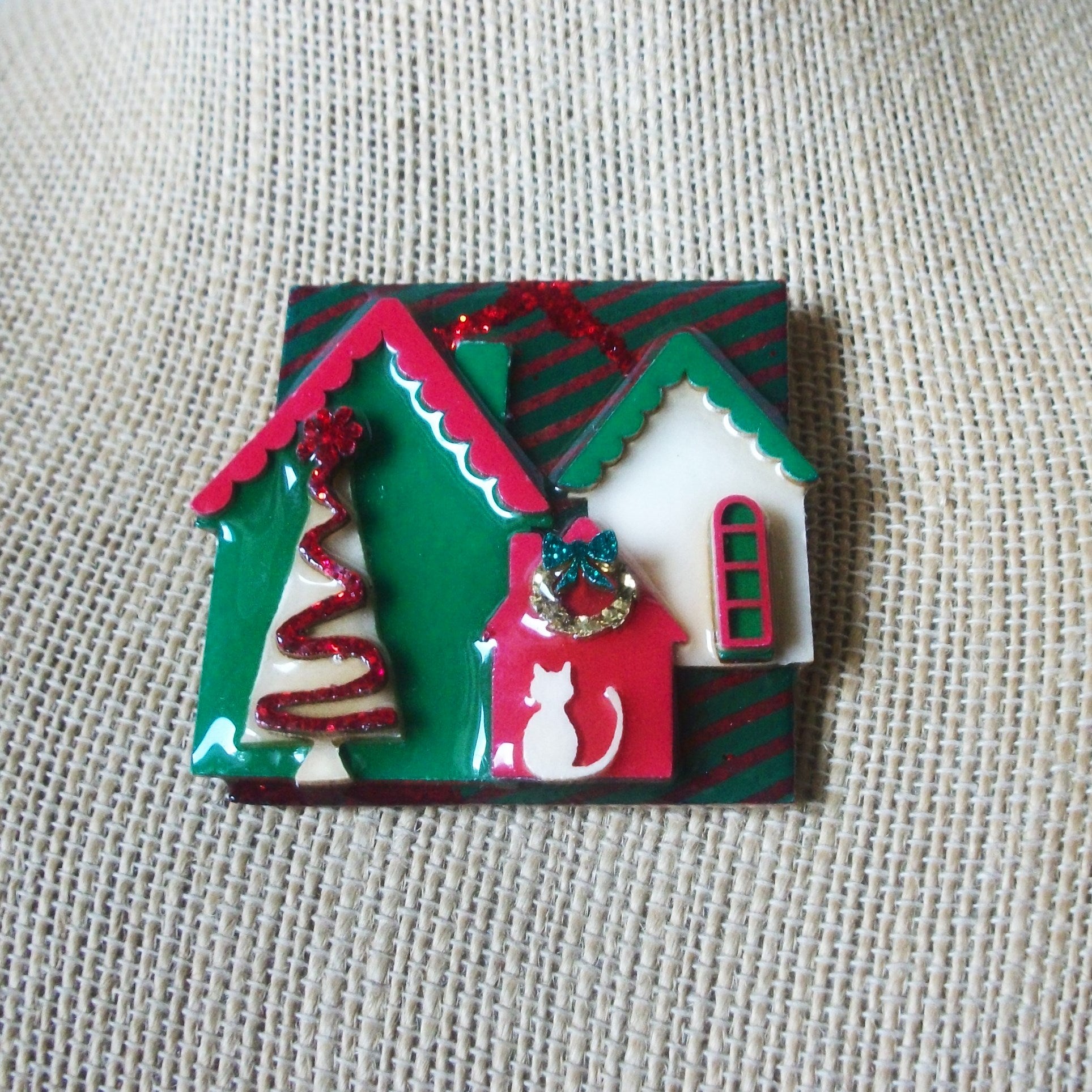Highly Detailed Lucinda Christmas House Pins, Tree Wreath Glitter Little Cat 61318