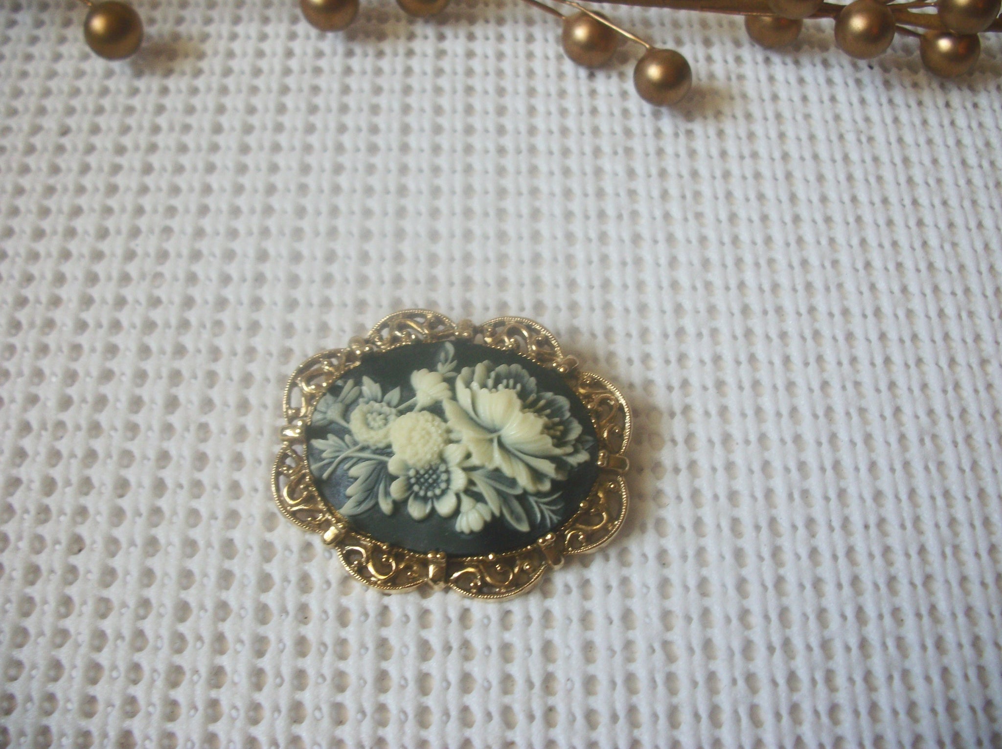 Vintage Jewelry Romantic Baroque Floral Dark Blue Resin, Gold Tone 52017