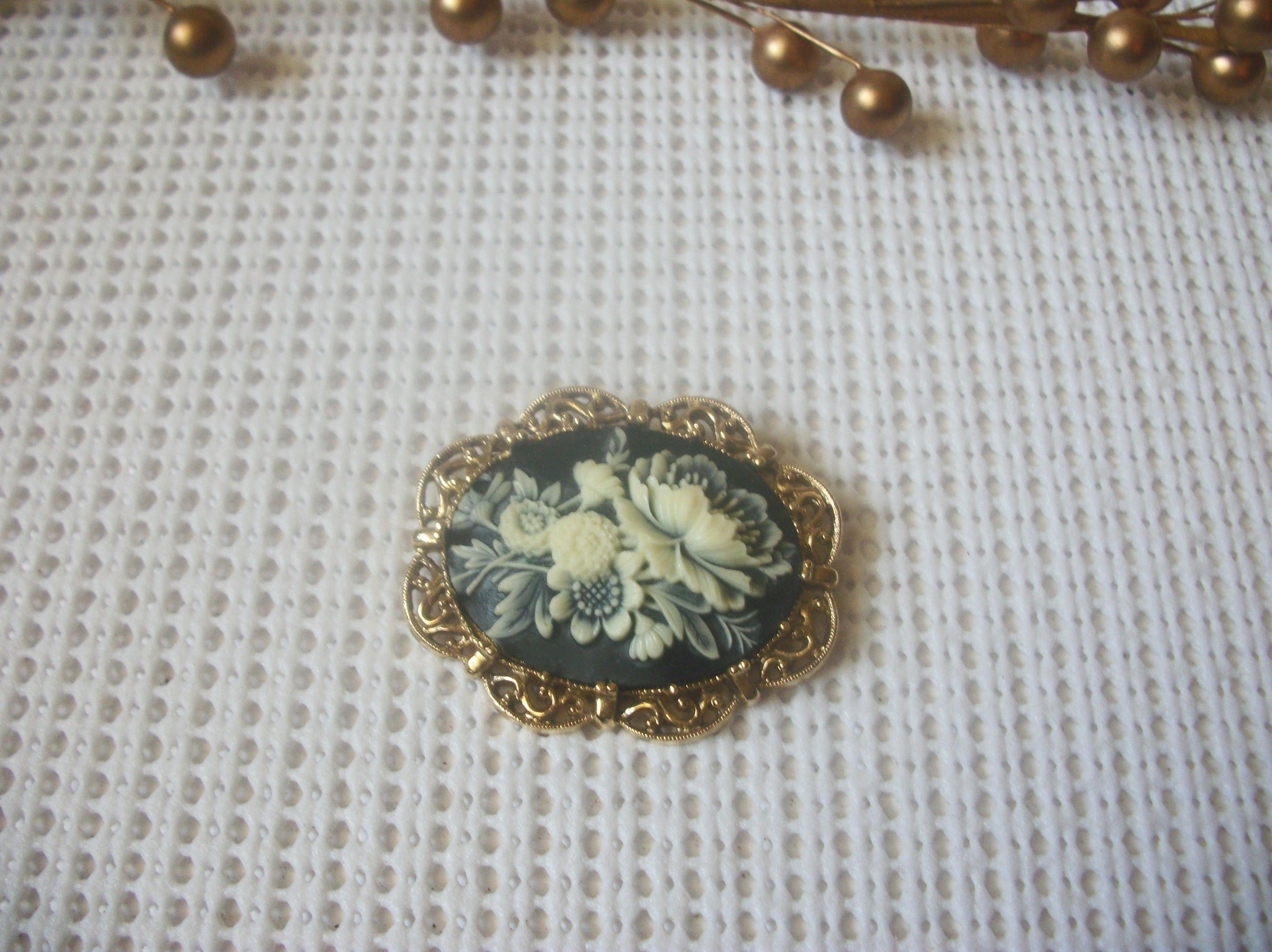 Vintage Jewelry Romantic Baroque Floral Dark Blue Resin, Gold Tone 52017