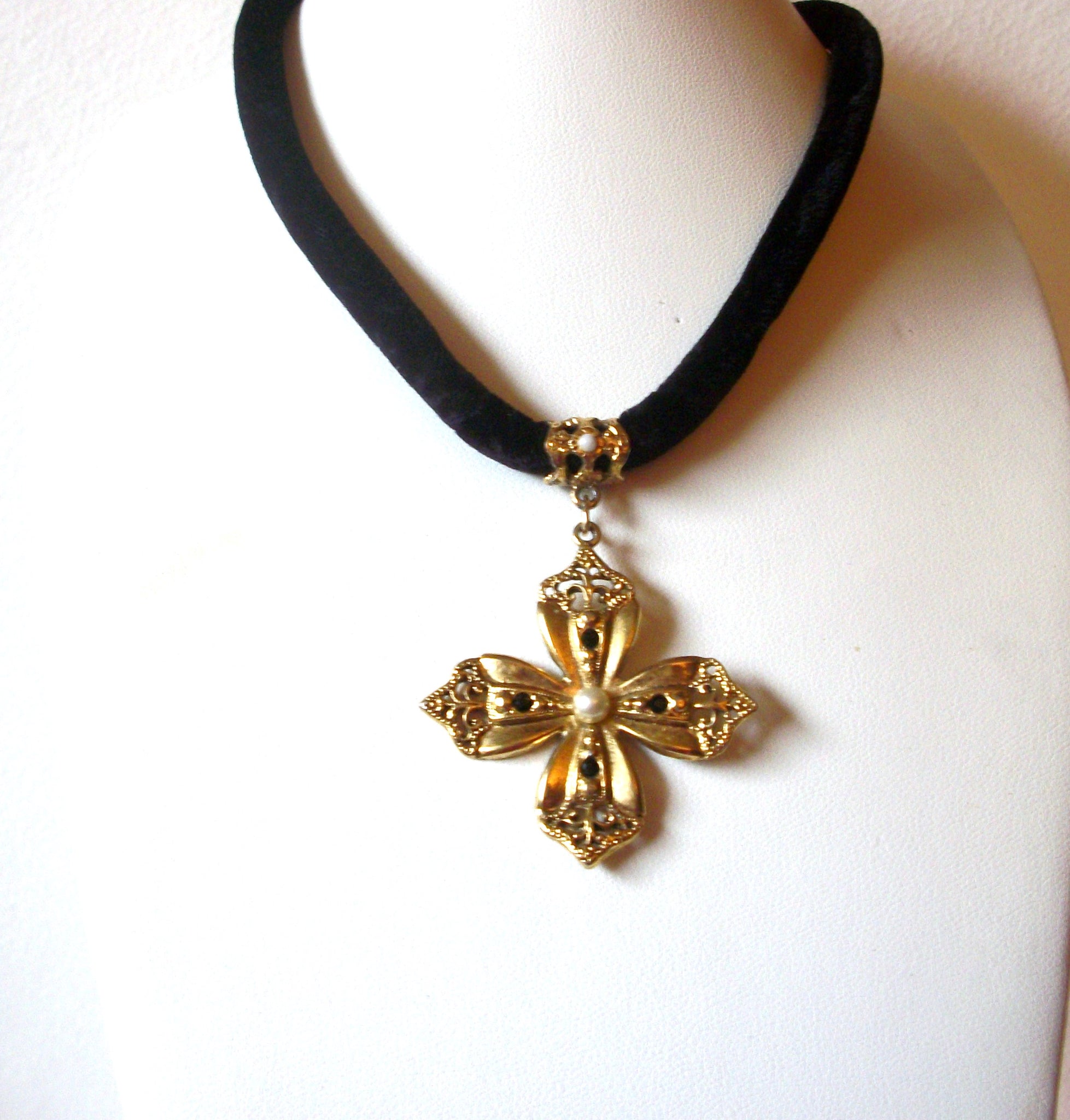 Vintage The Limited Velvet Black Pendant Necklace 123116
