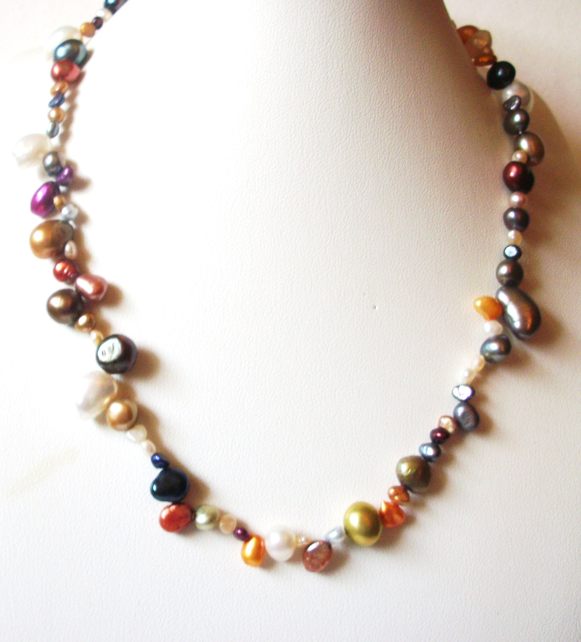 Glass Dipped Shell Pearl Shorter Length Necklace 91517