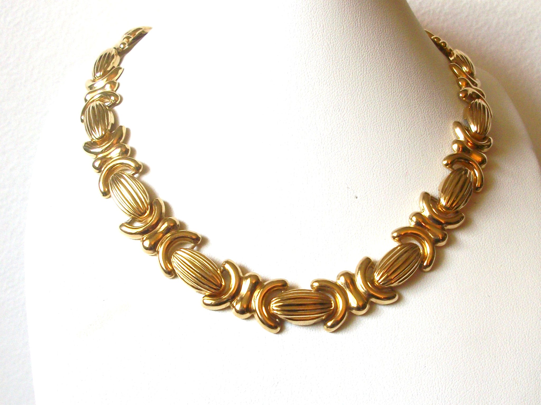 Shorter Length Vintage AVON Gold Toned 17 inch Necklace 122820