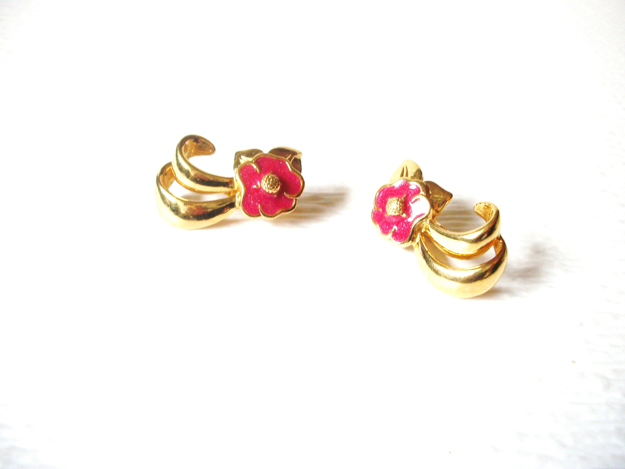 Retro Enameled Gold Toned Flower Clip On Earrings 123116