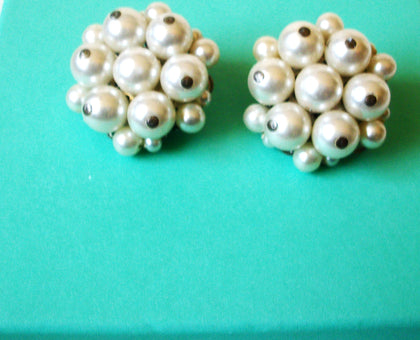 Vintage White Glass Pearl Cluster Clip On Earrings 80417