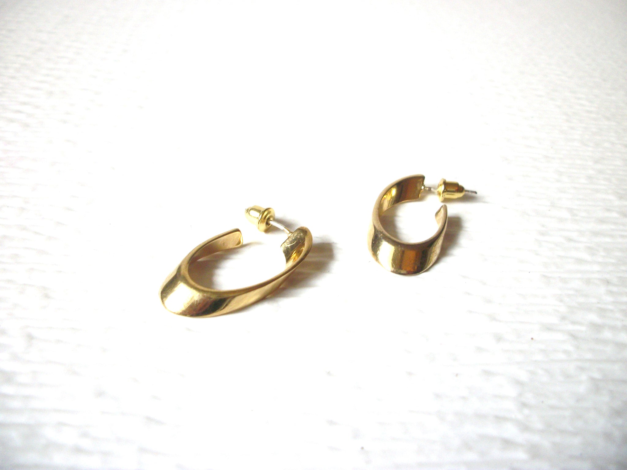 Retro Oblong Gold Toned Hoop Earrings 123116