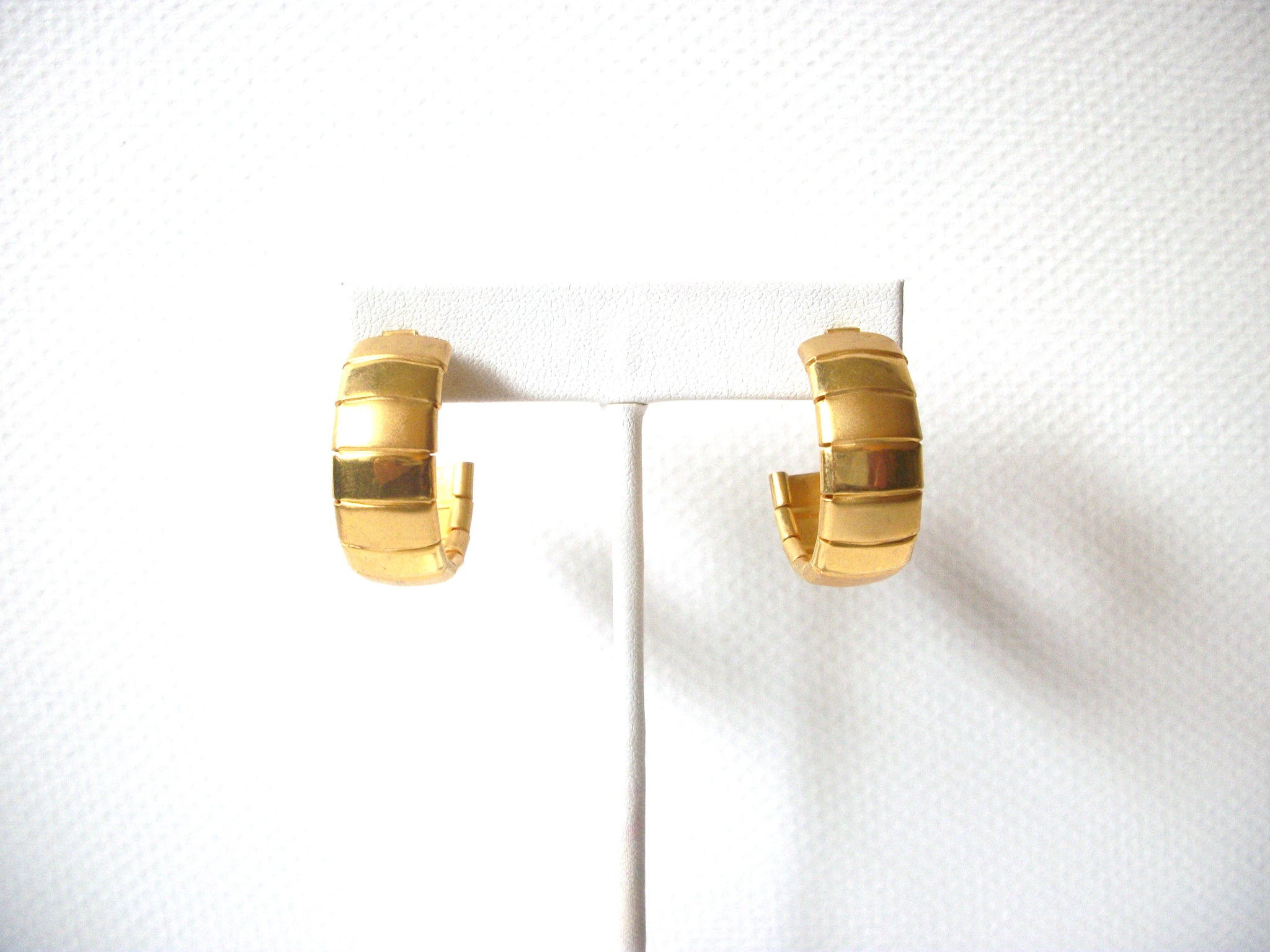 Retro Wide Gold Toned Hoop Earrings 92816