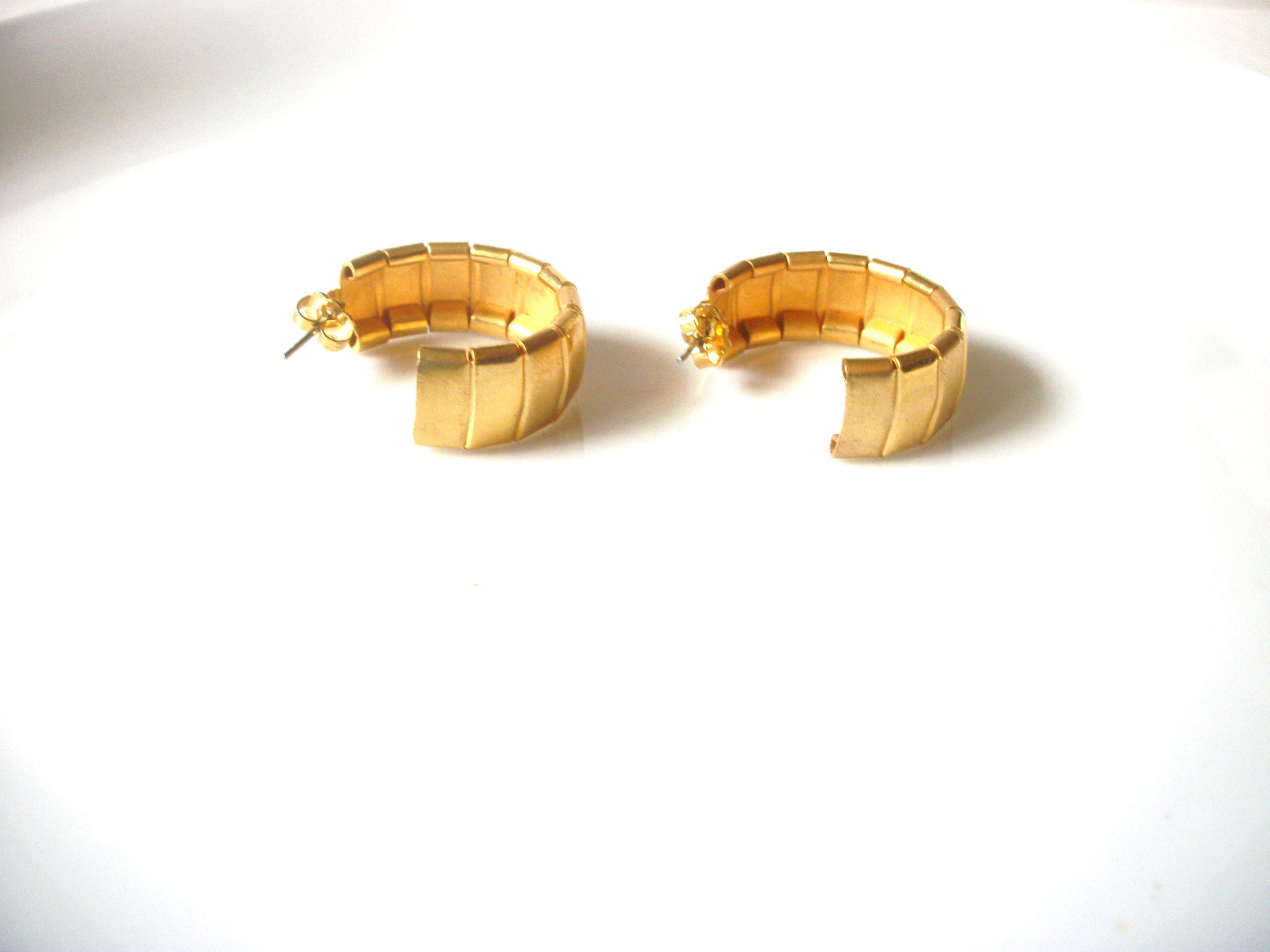 Retro Wide Gold Toned Hoop Earrings 92816