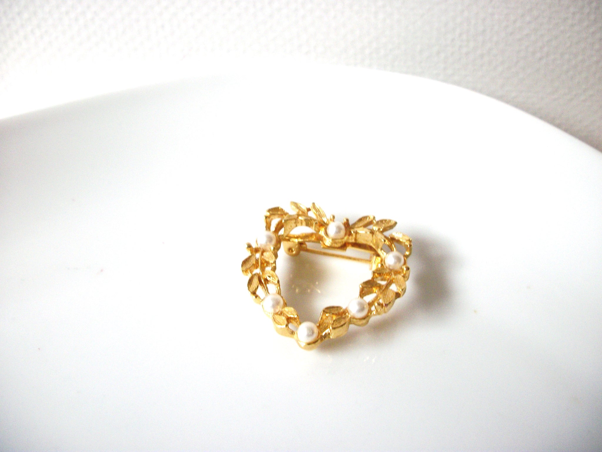 Vintage Heart Shaped Gold Toned Faux Pearl Brooch Pin 92017