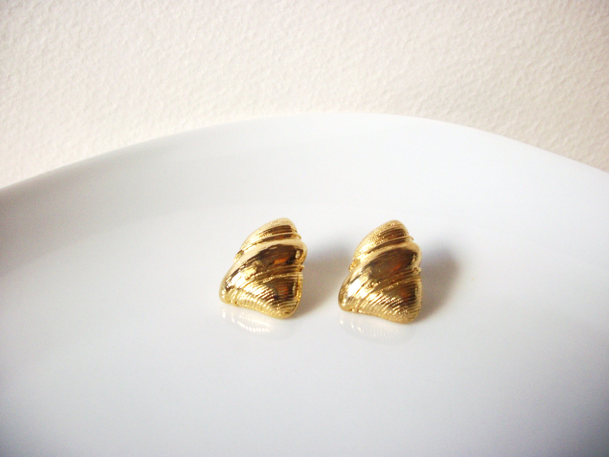 Vintage Gold Toned Bee Hive Earrings 82217