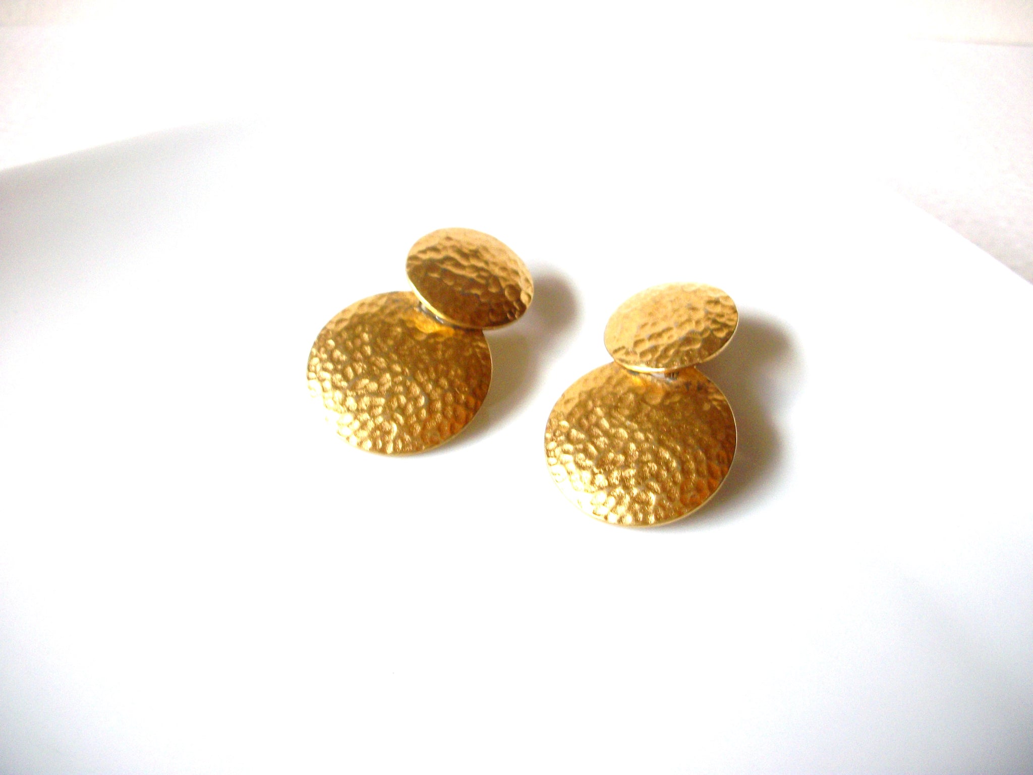 Retro 1970s Hammered Gold Toned Earrings 82217