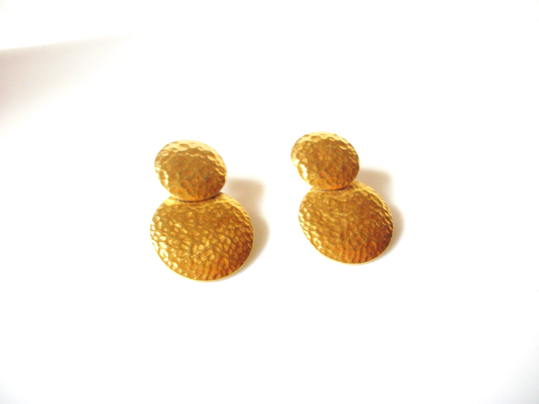 Retro 1970s Hammered Gold Toned Earrings 82217