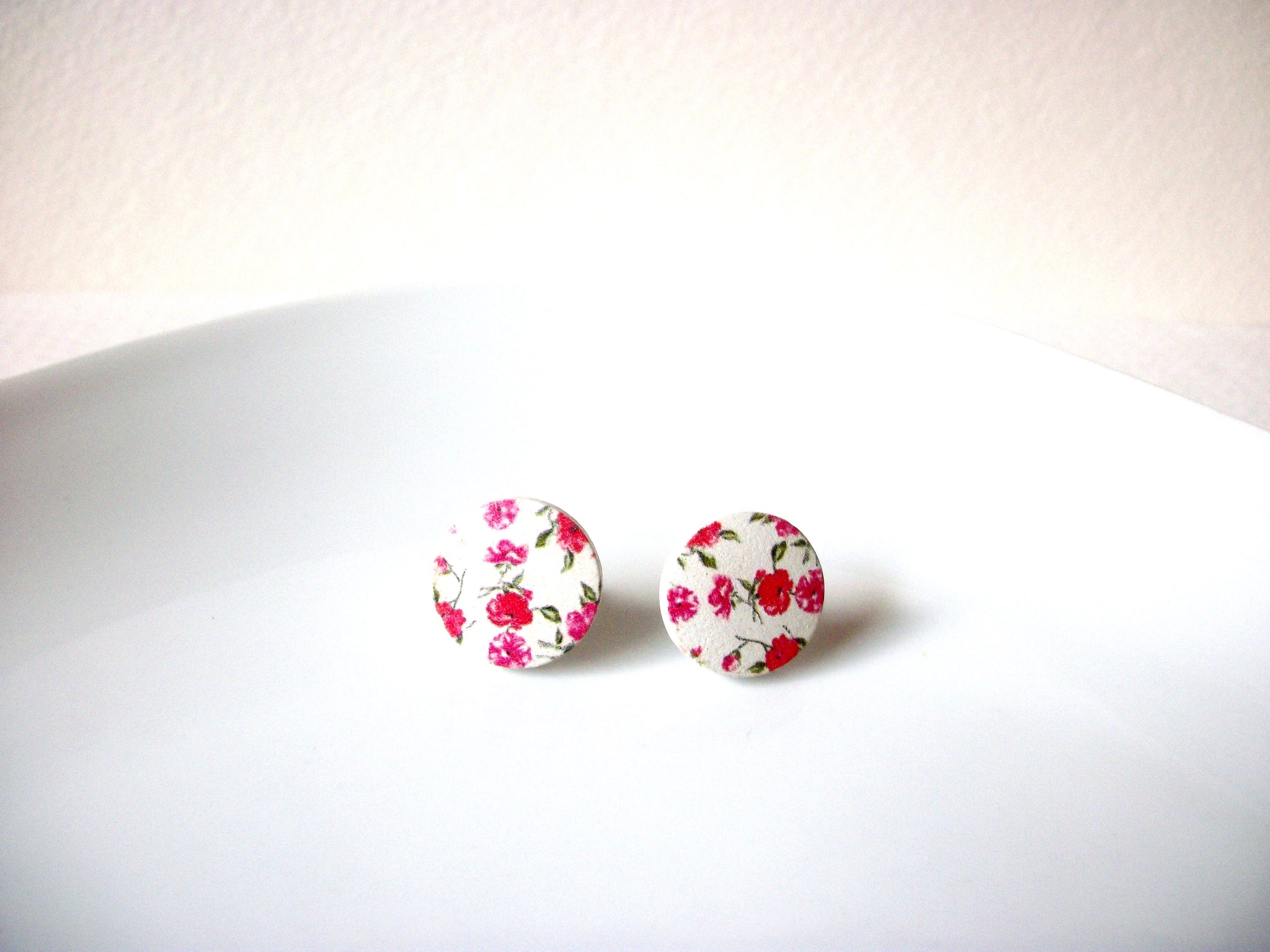 Vintage Old Plastic Dainty Flower Rose Stud Earrings 82217