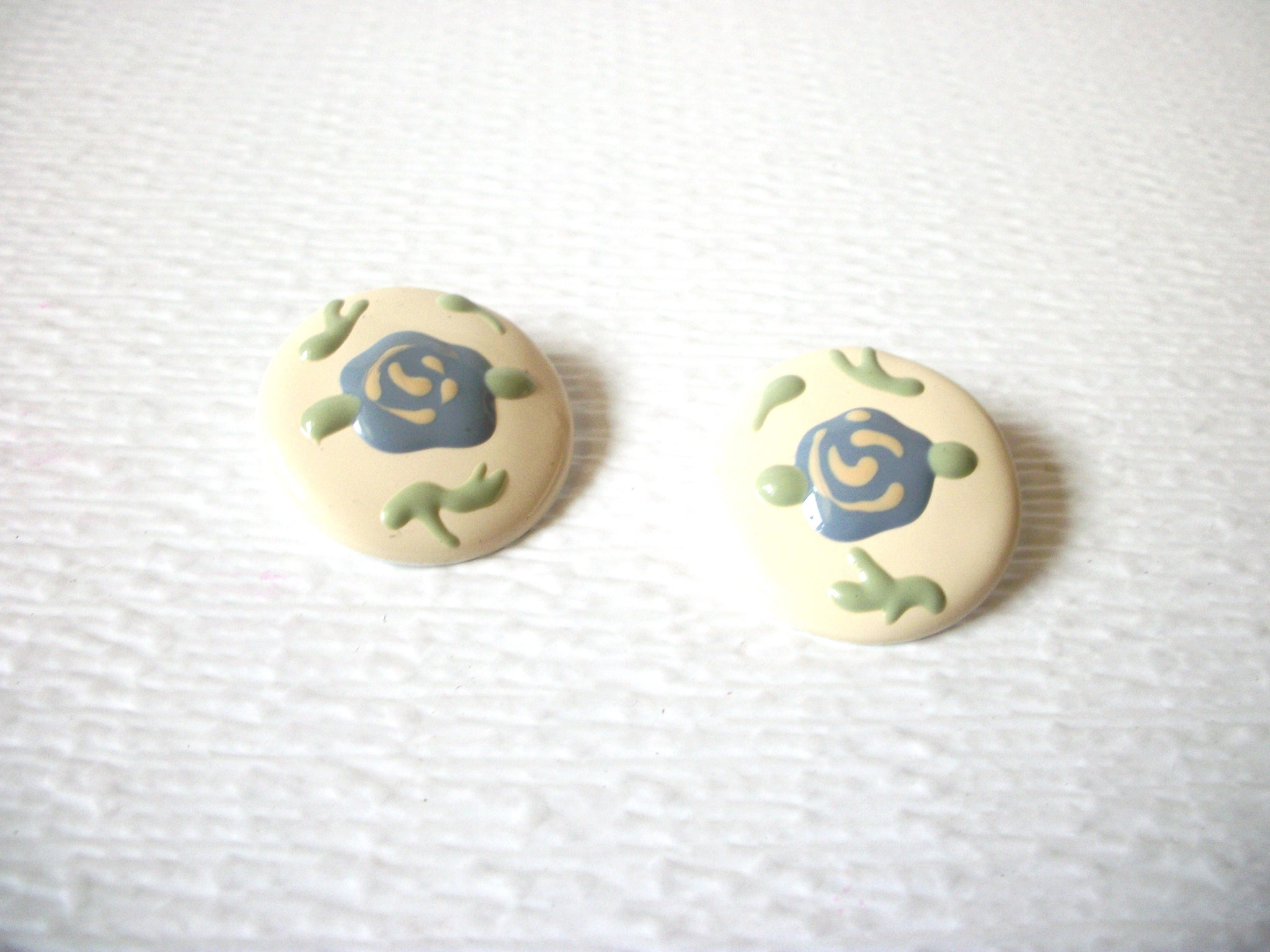 Vintage Cream Round Enameled Flower Earrings 92816