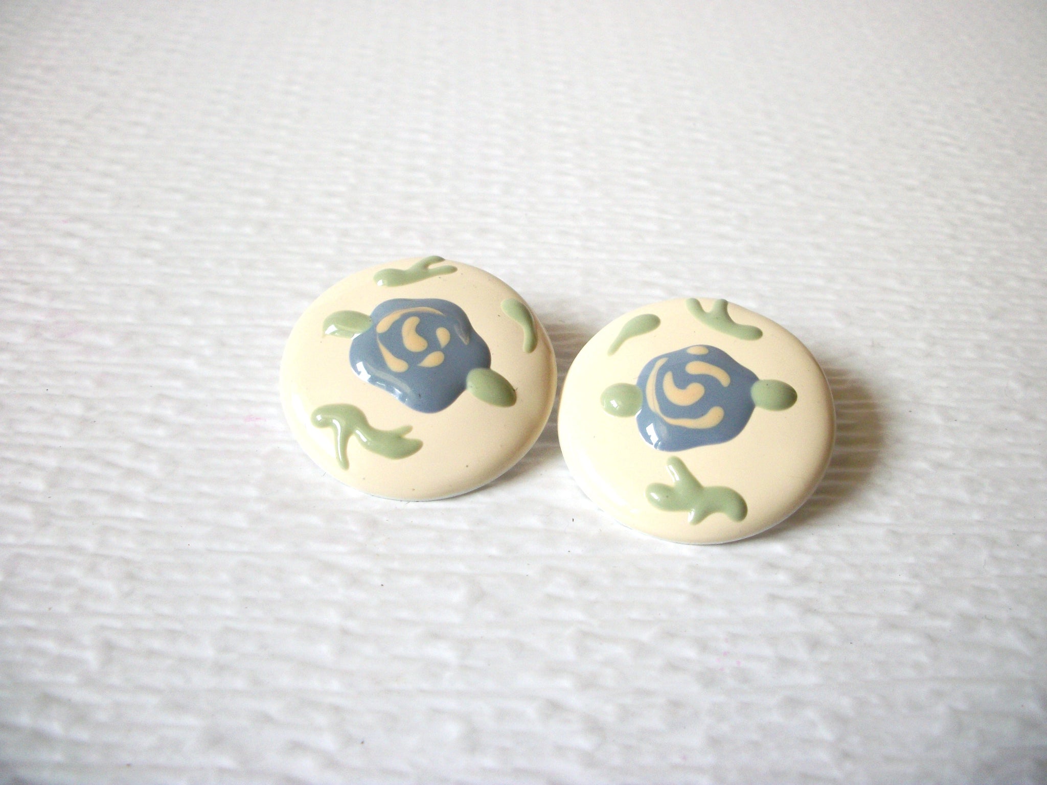 Vintage Cream Round Enameled Flower Earrings 92816