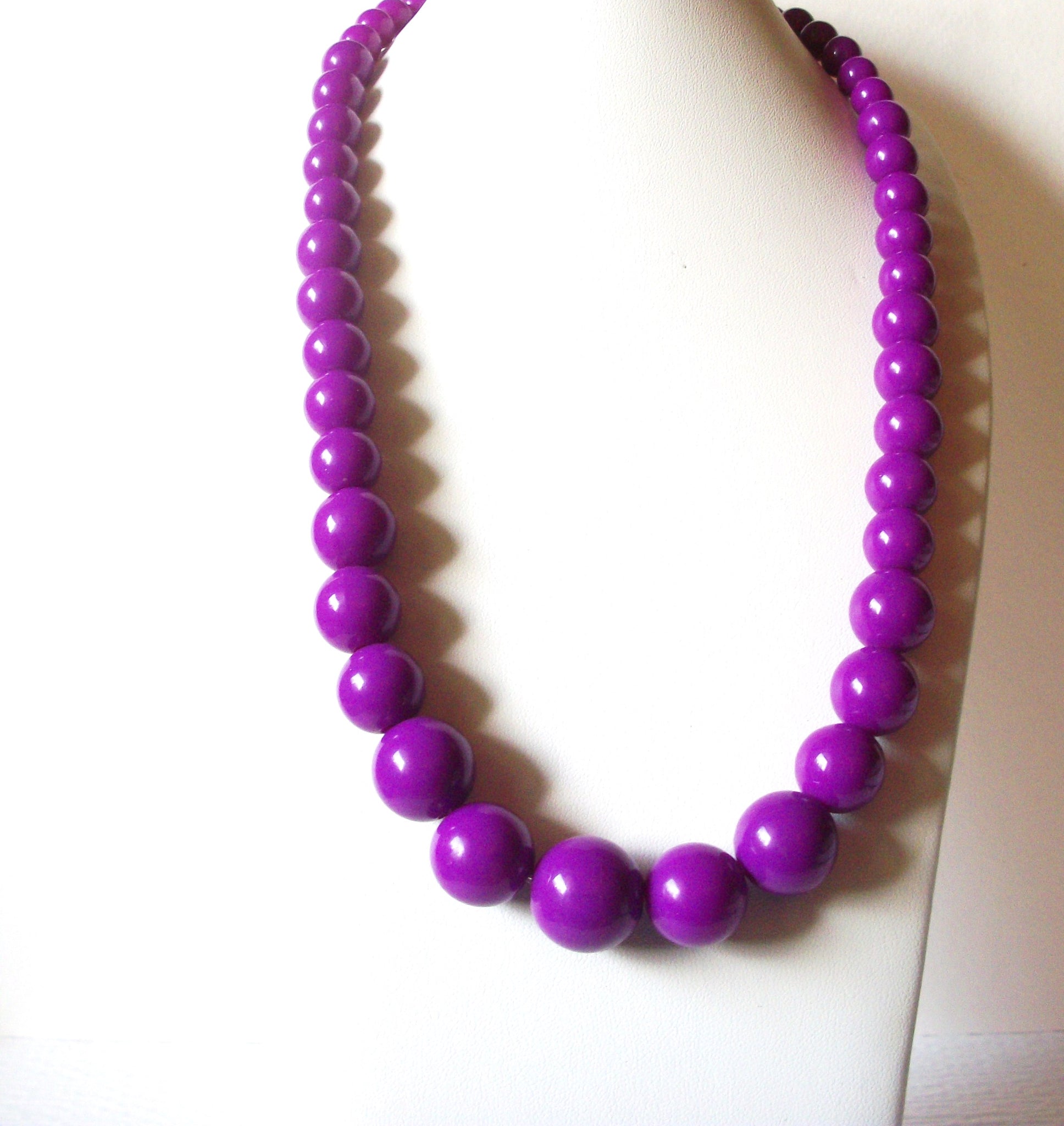 Retro Bright Fuchsia Purple Plastic Necklace 70416