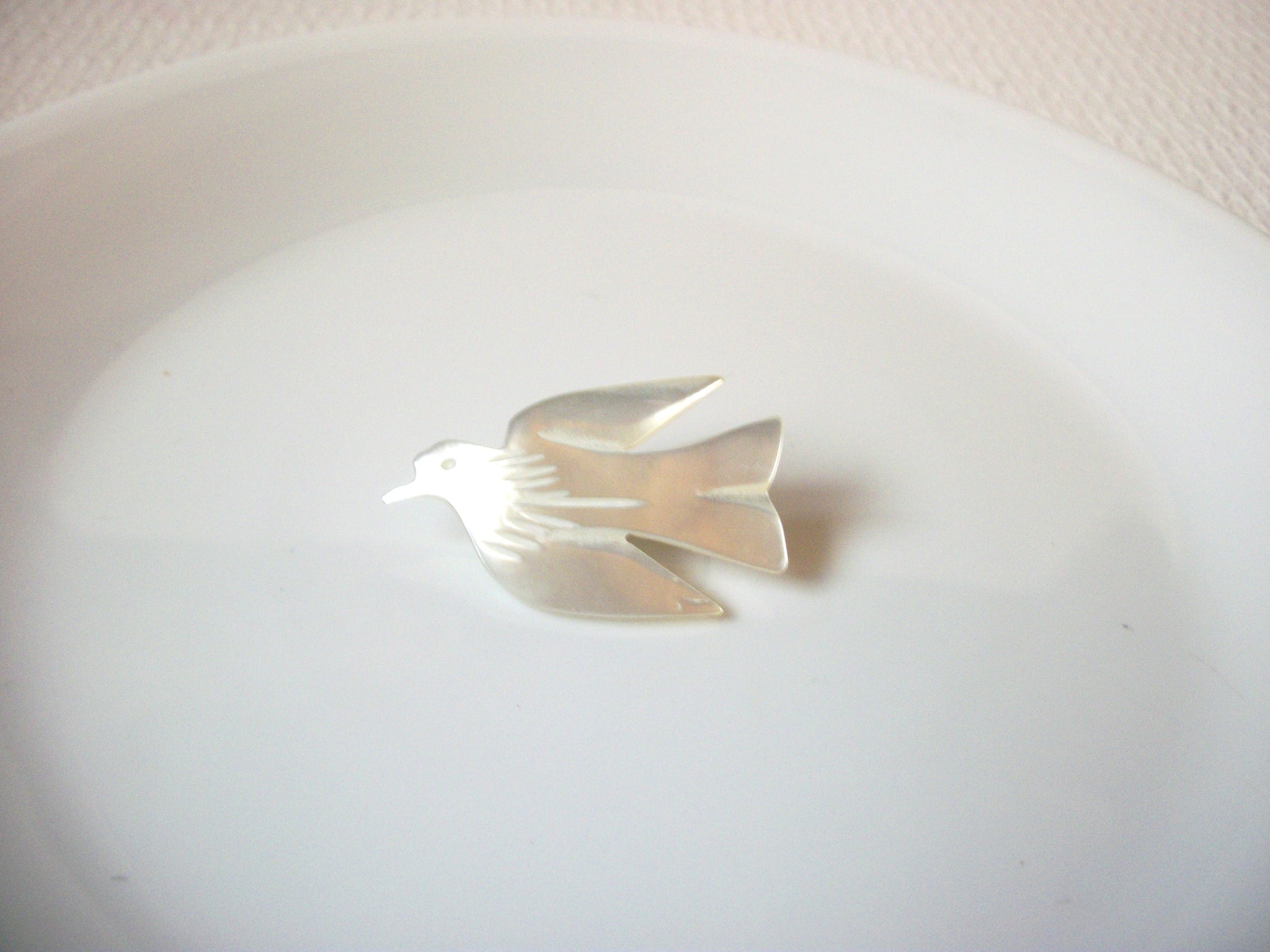 Vintage MOP Mother Of Pearl Peace Dove Pin 71218S