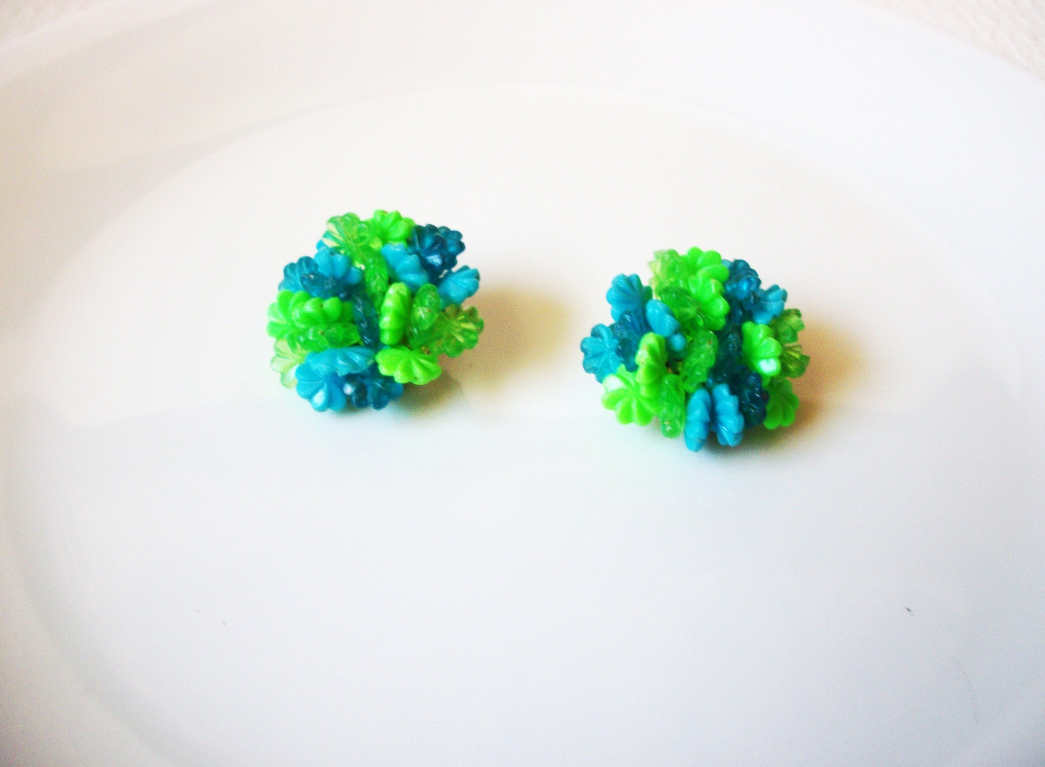 Vintage HONGKONG Floral Cip On Earrings 71218S