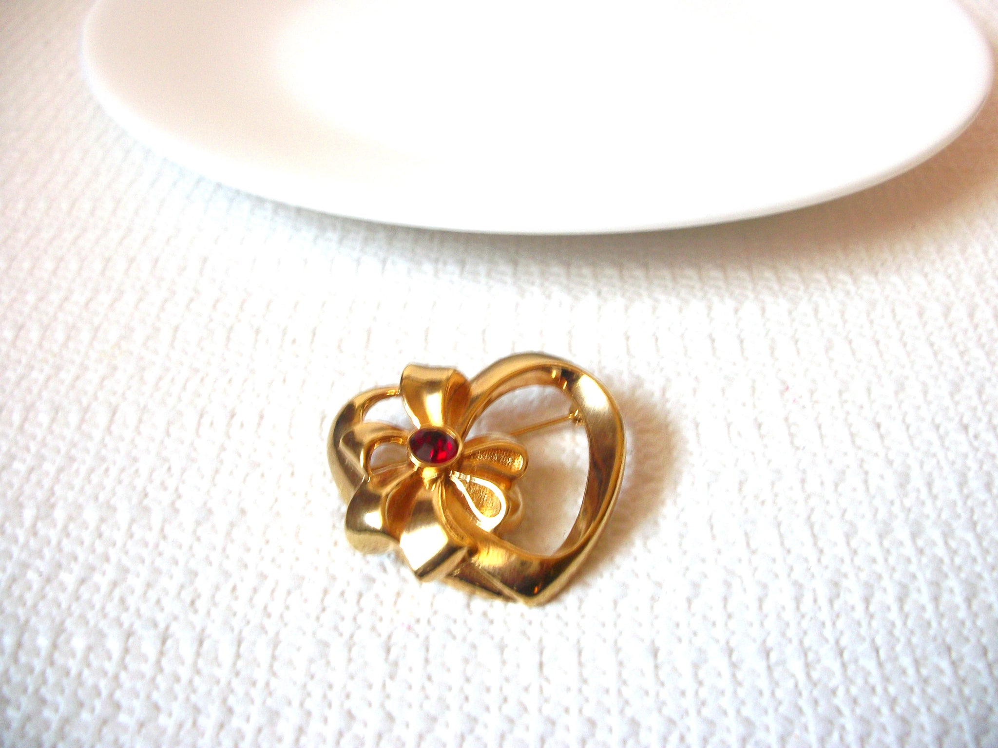 AVON Designer Gold Tone Heart Ruby Rhinestone Pin 71218S