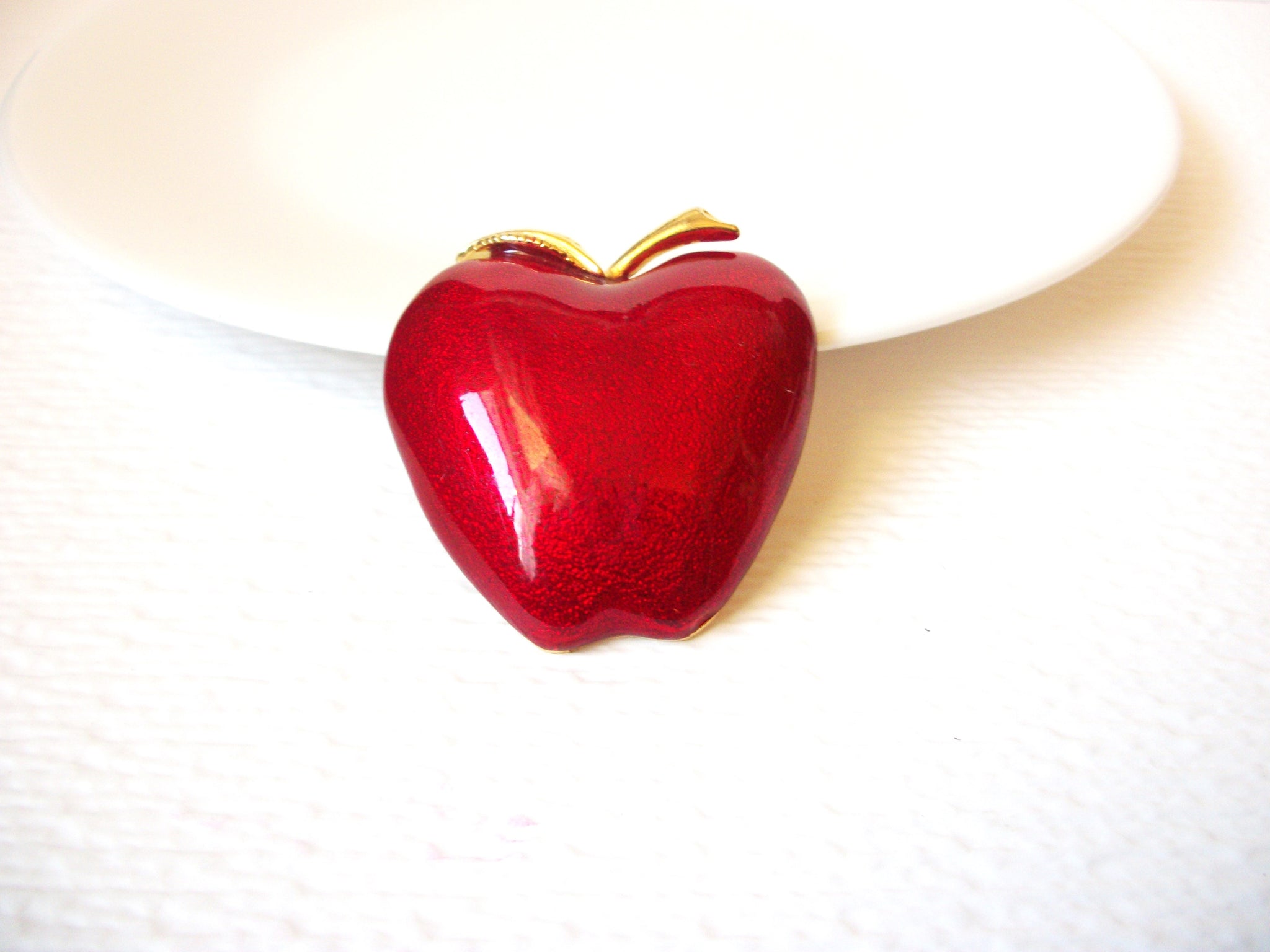 Vintage Big Red Juicy Enameled Red Apple Gold Tone 2 Inch Larger Pin 72518