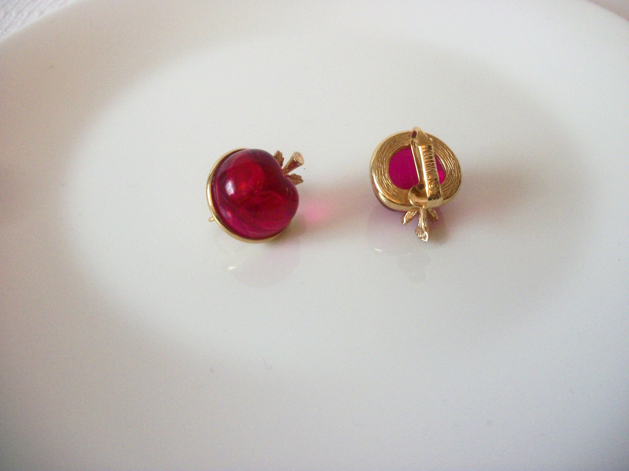 SARAH COVENTRY Fuchsia Lucite Apple Earrings 61416