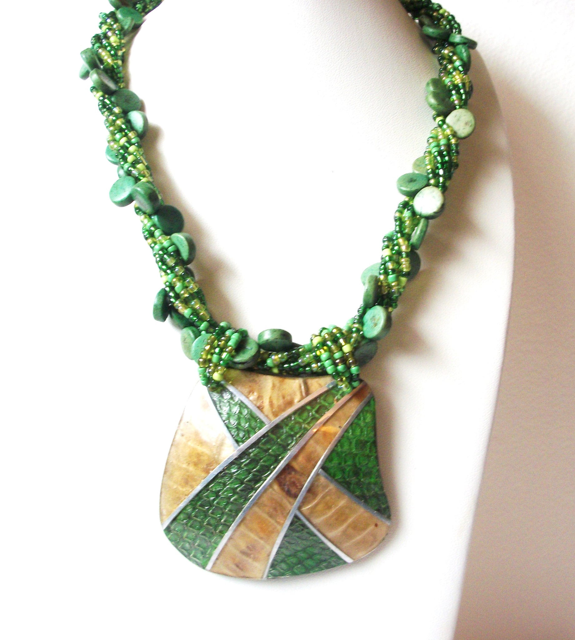 Retro Green Glass Wood Necklace 102620