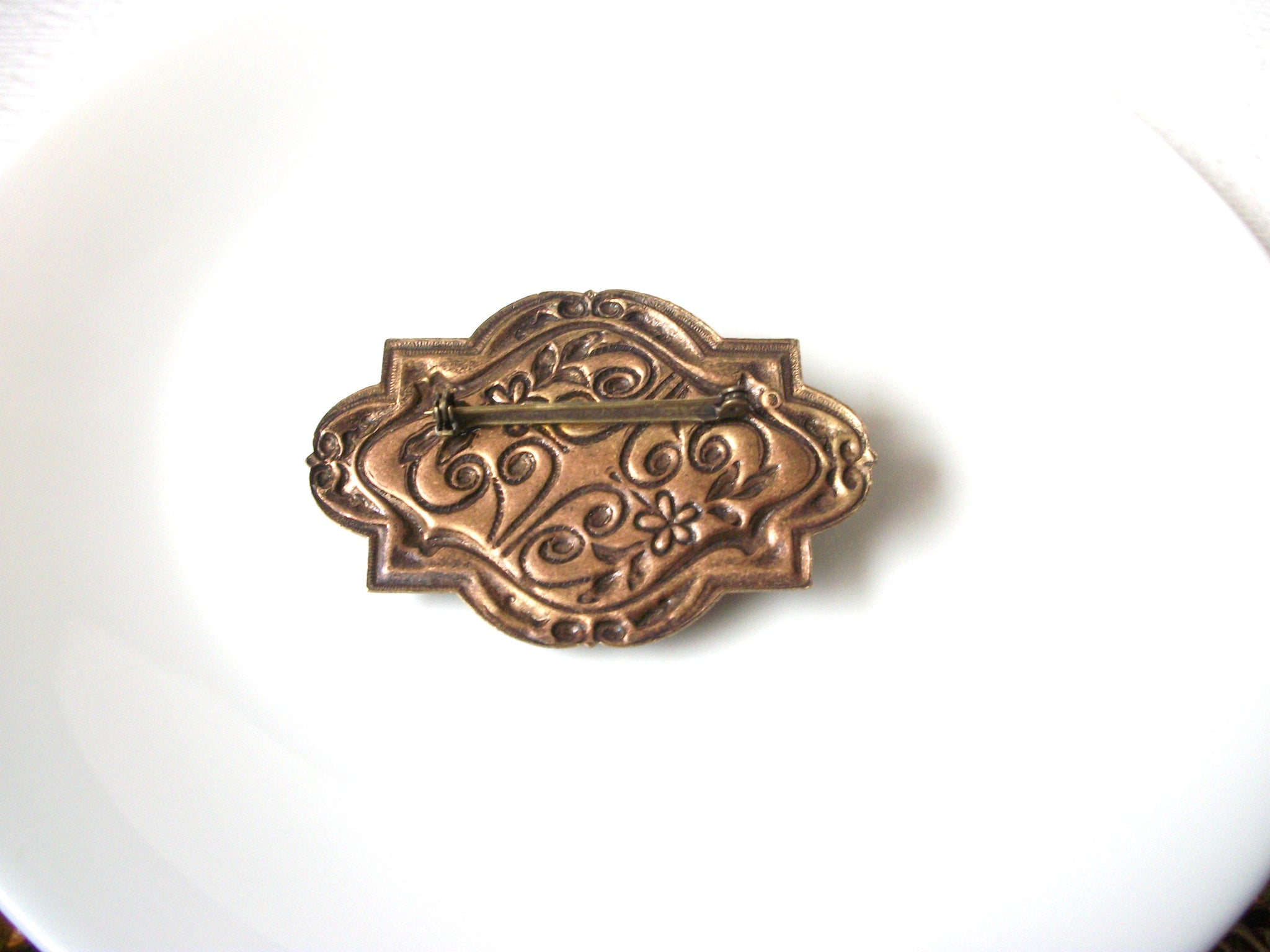 Vintage 1950s Sister Love Carved Shell Opal Brooch Pin 102620