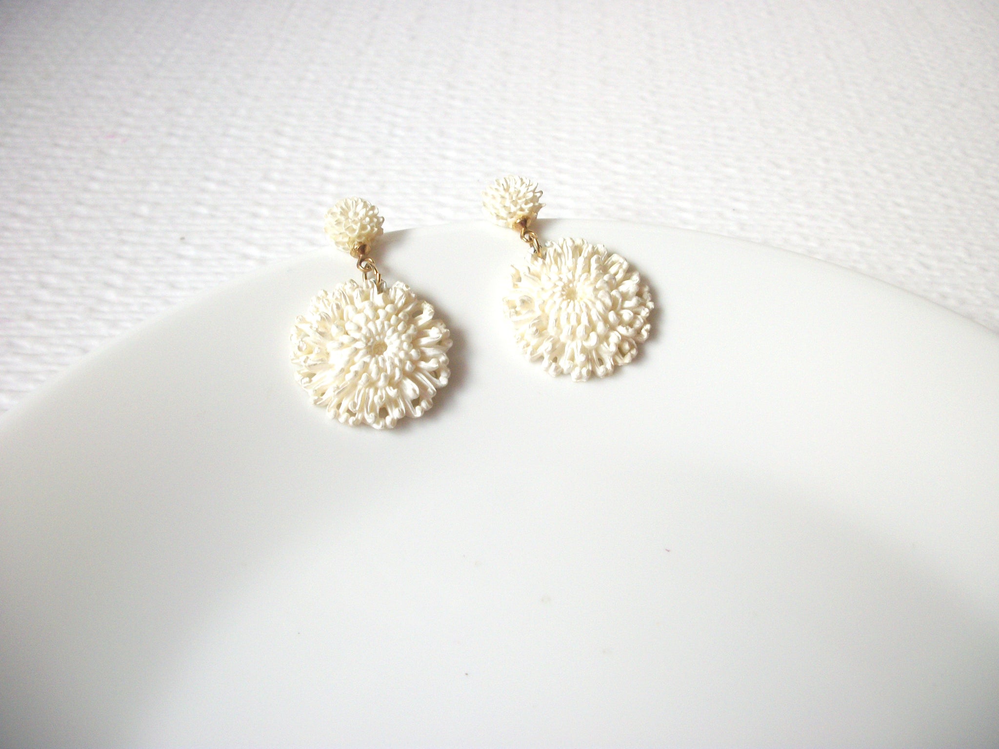 Vintage White Dahlia Flower Earrings 102720