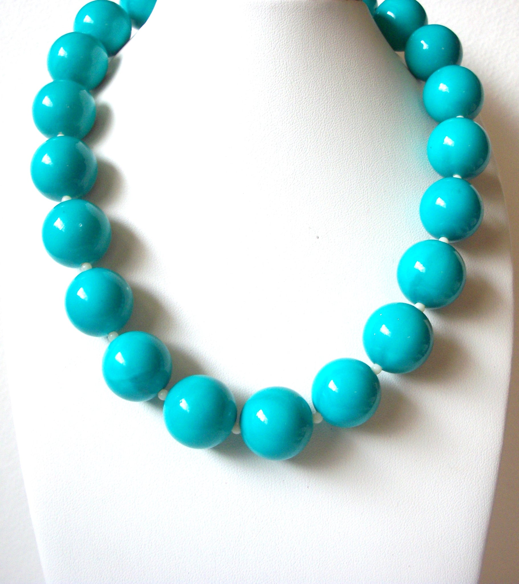 Retro Chunky Vivid Blue Necklace 102720