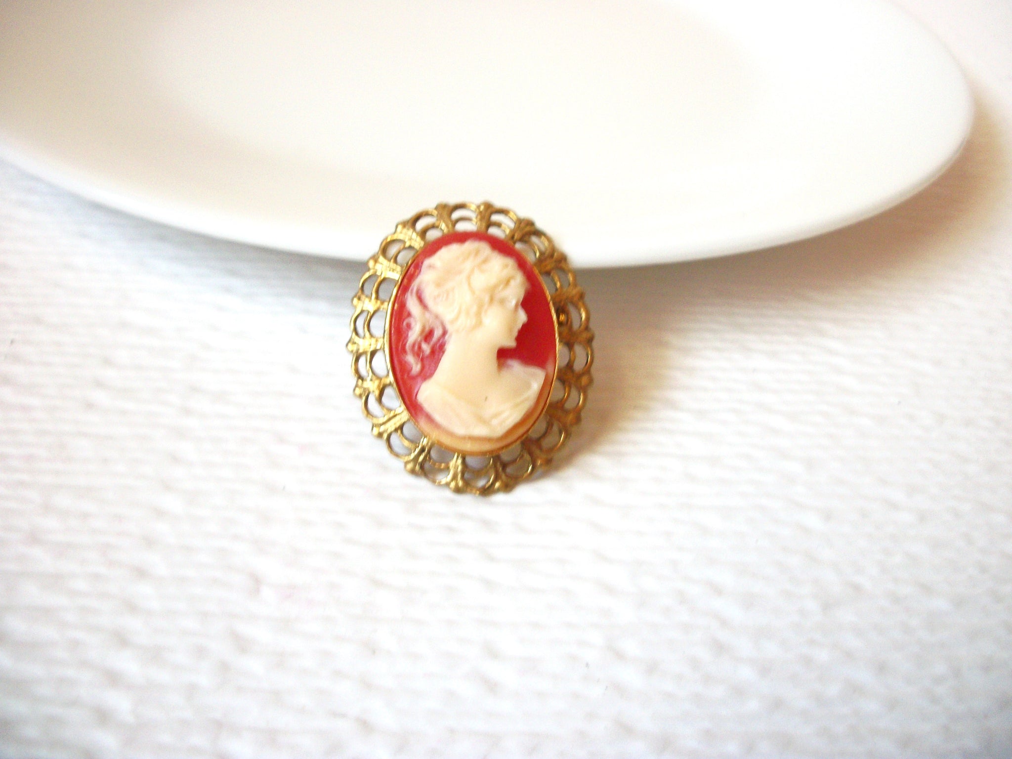 Vintage Cameo Brooch Pin 103020