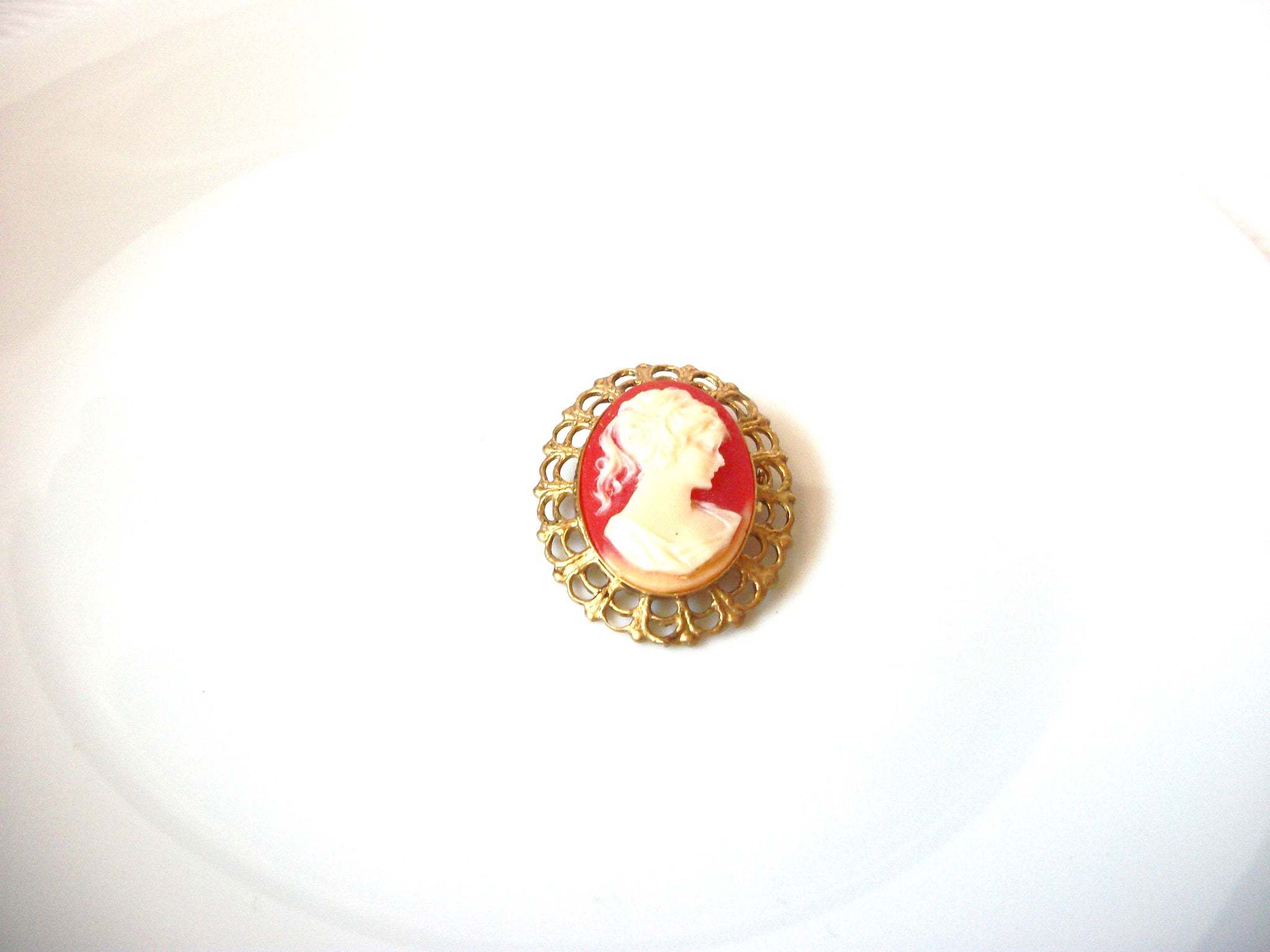 Vintage Cameo Brooch Pin 103020