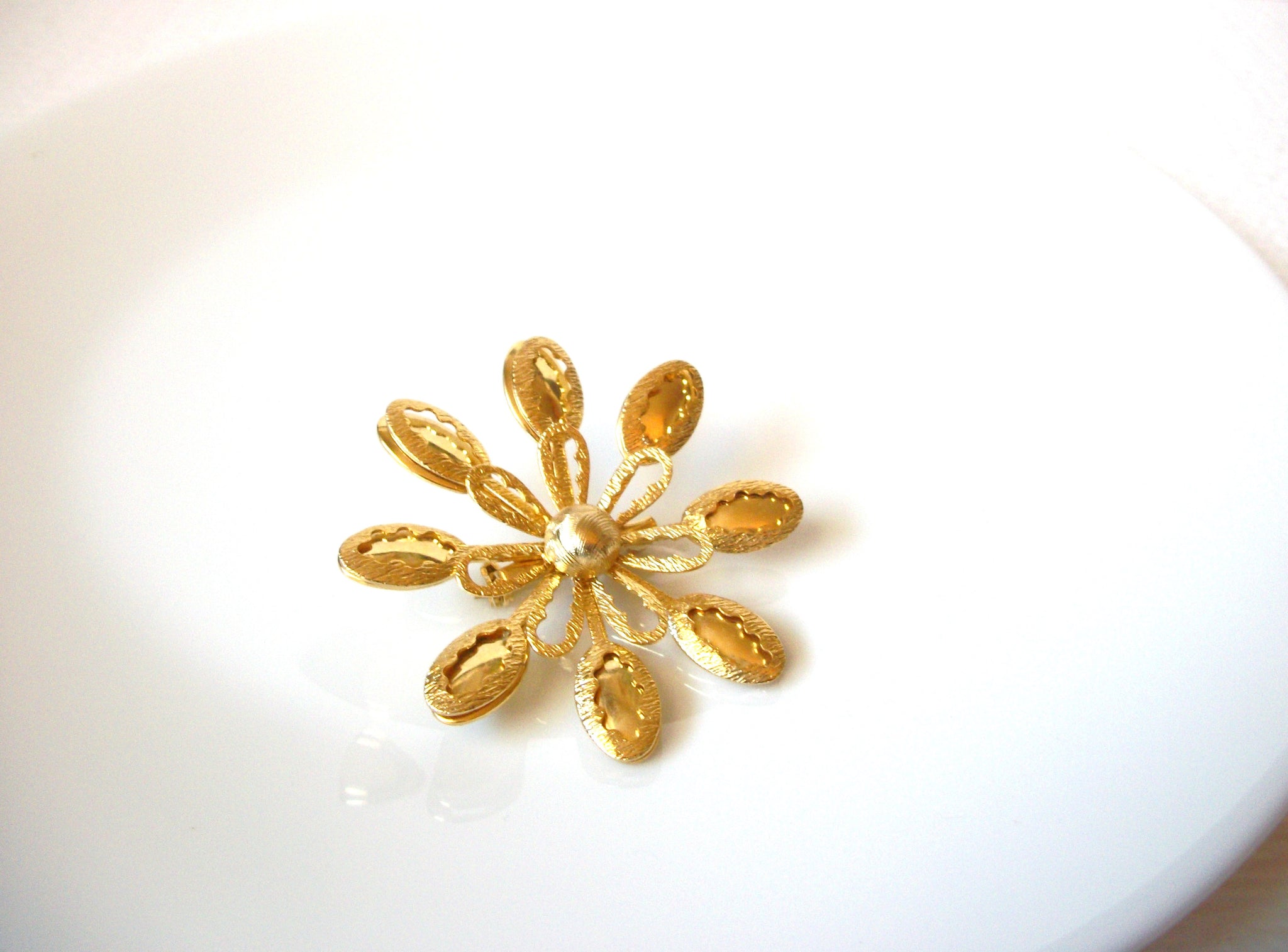 Vintage Snowflake Brooch Pin 103020