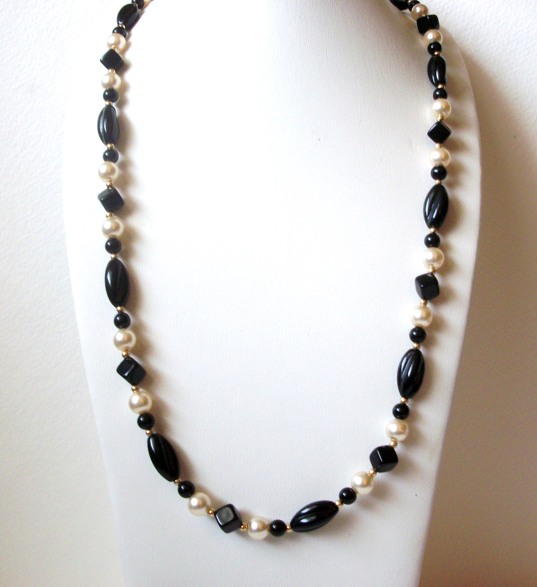Vintage Faux Pearl Lucite Necklace 110320