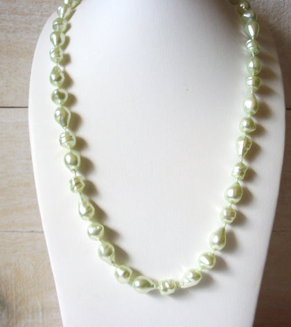 Vintage 1980s Pale Green Molded Beads Necklace 42420