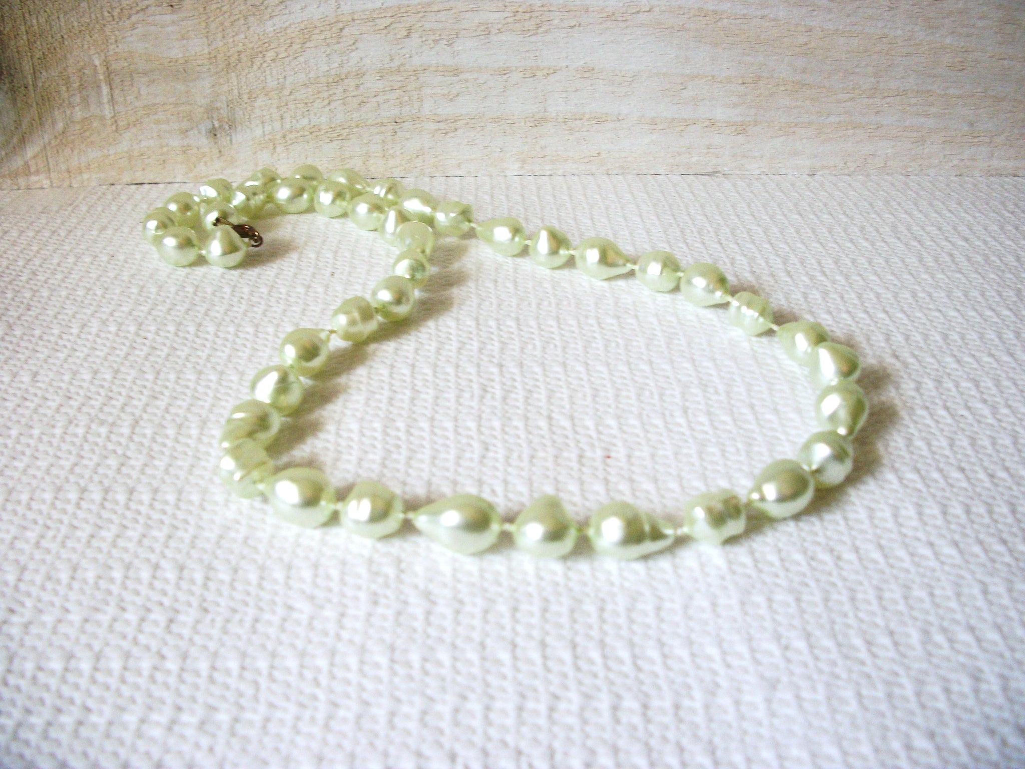 Vintage 1980s Pale Green Molded Beads Necklace 42420