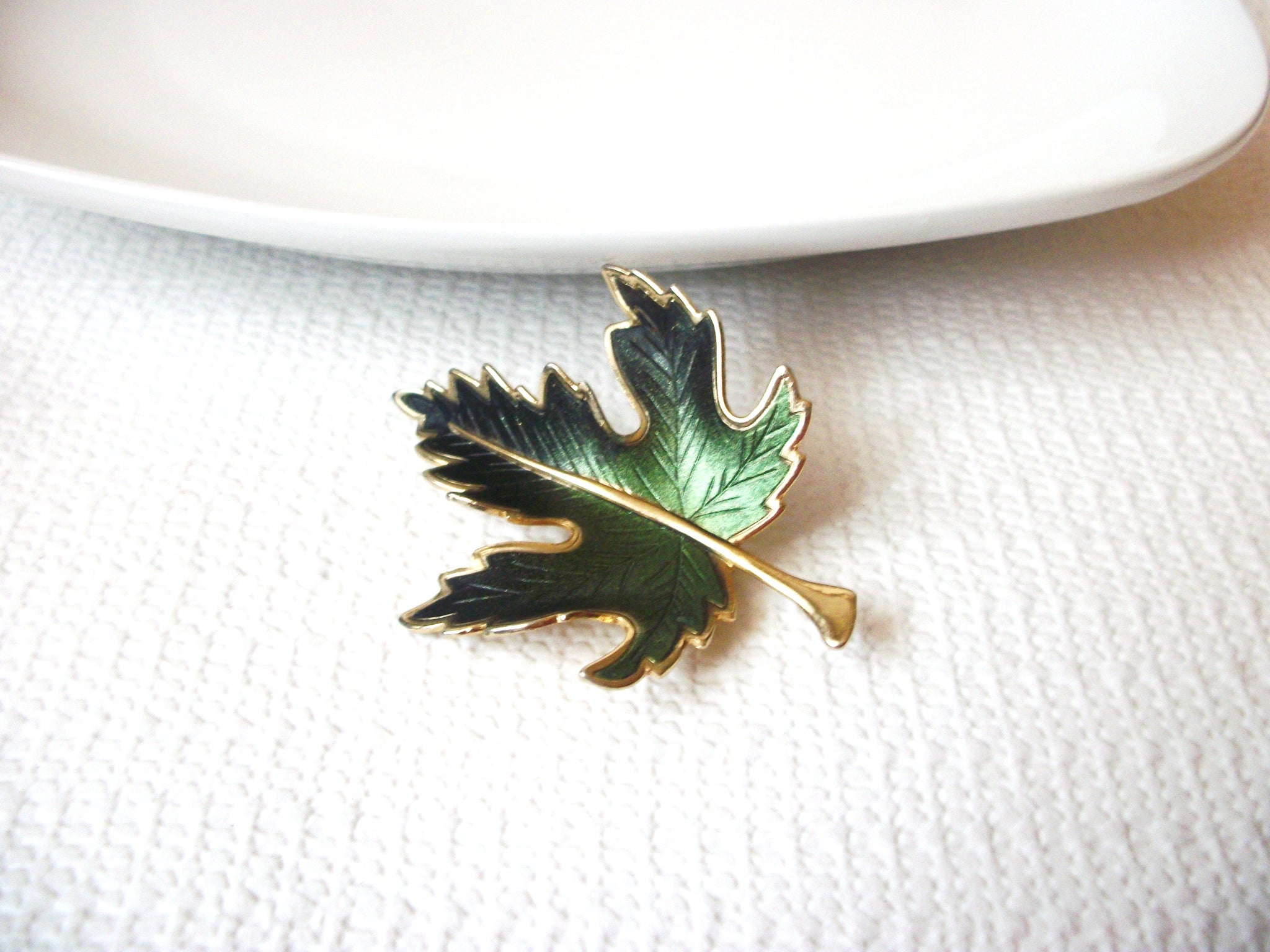 Vintage Green Gold Brooch, Enameled Brooch, Leaf Pin 113016