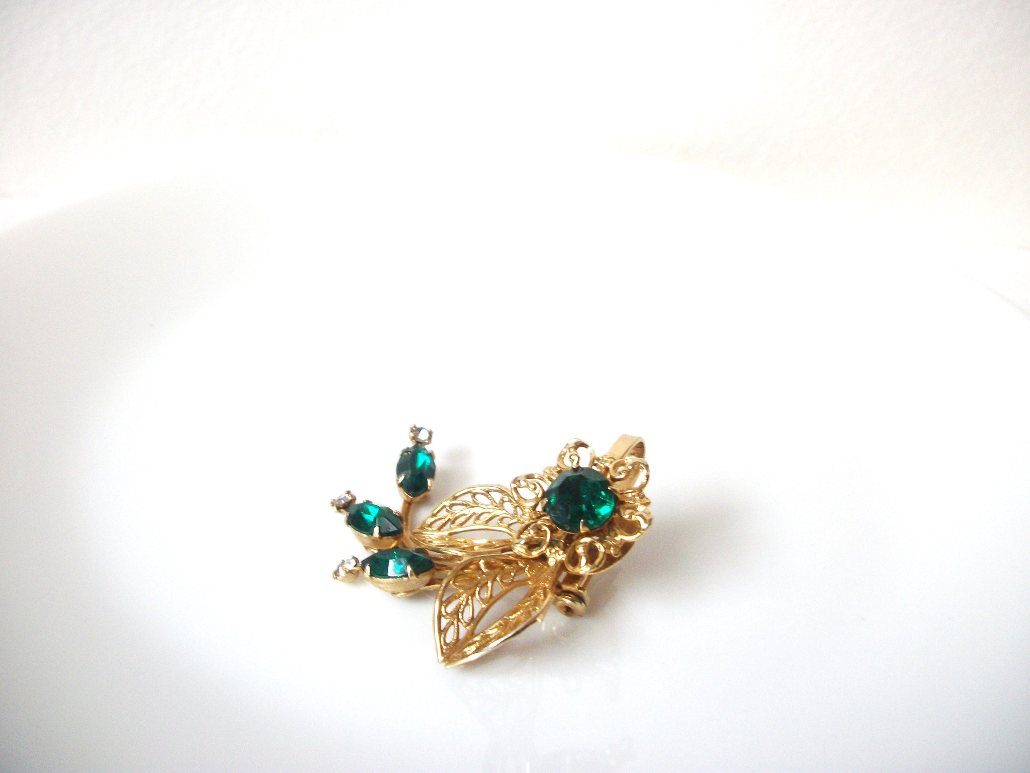 Vintage 1950s Emerald Rhinestones Brooch Pin 111520