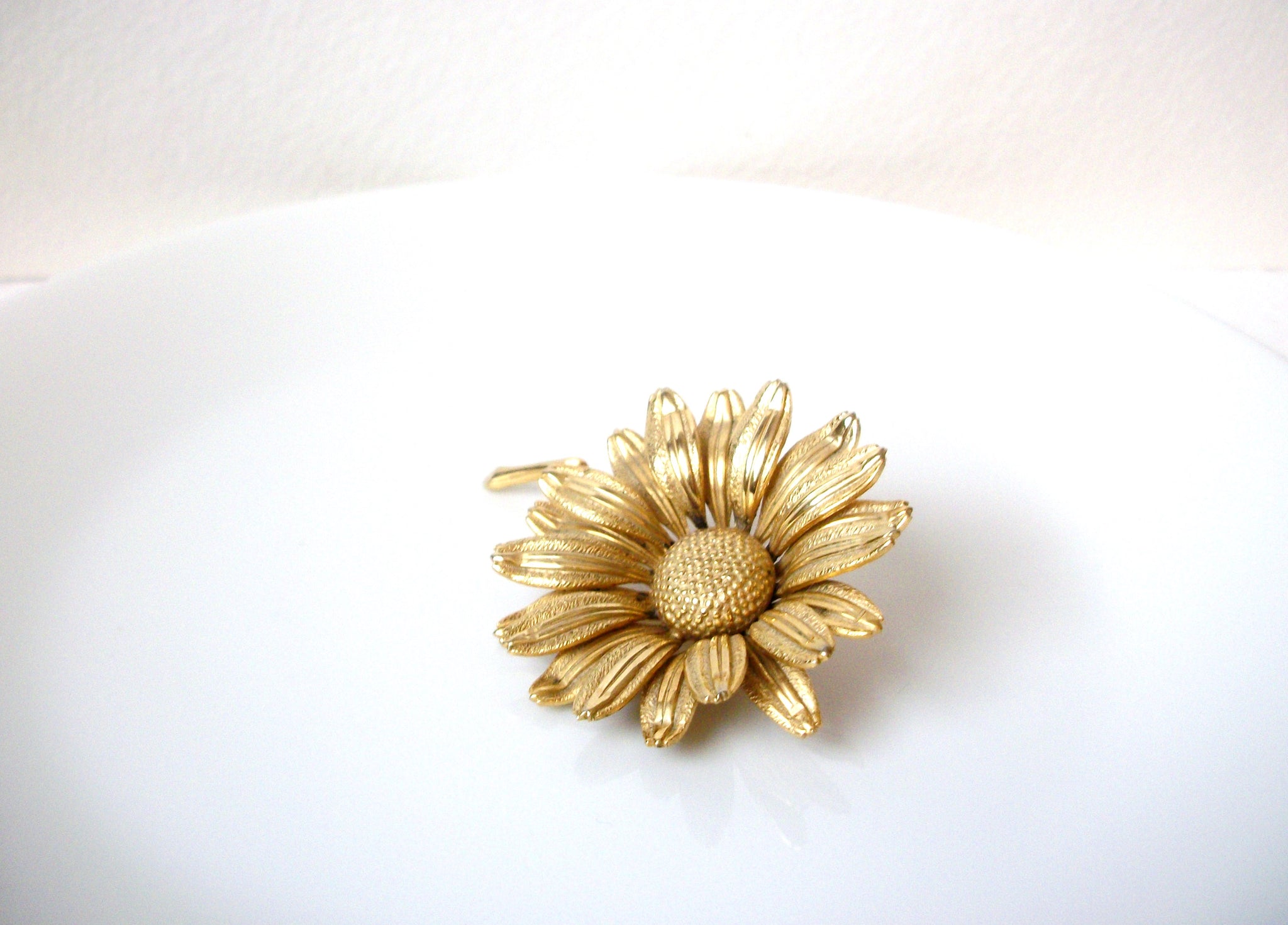 Vintage 1950s Gold Toned Flower Brooch Pin