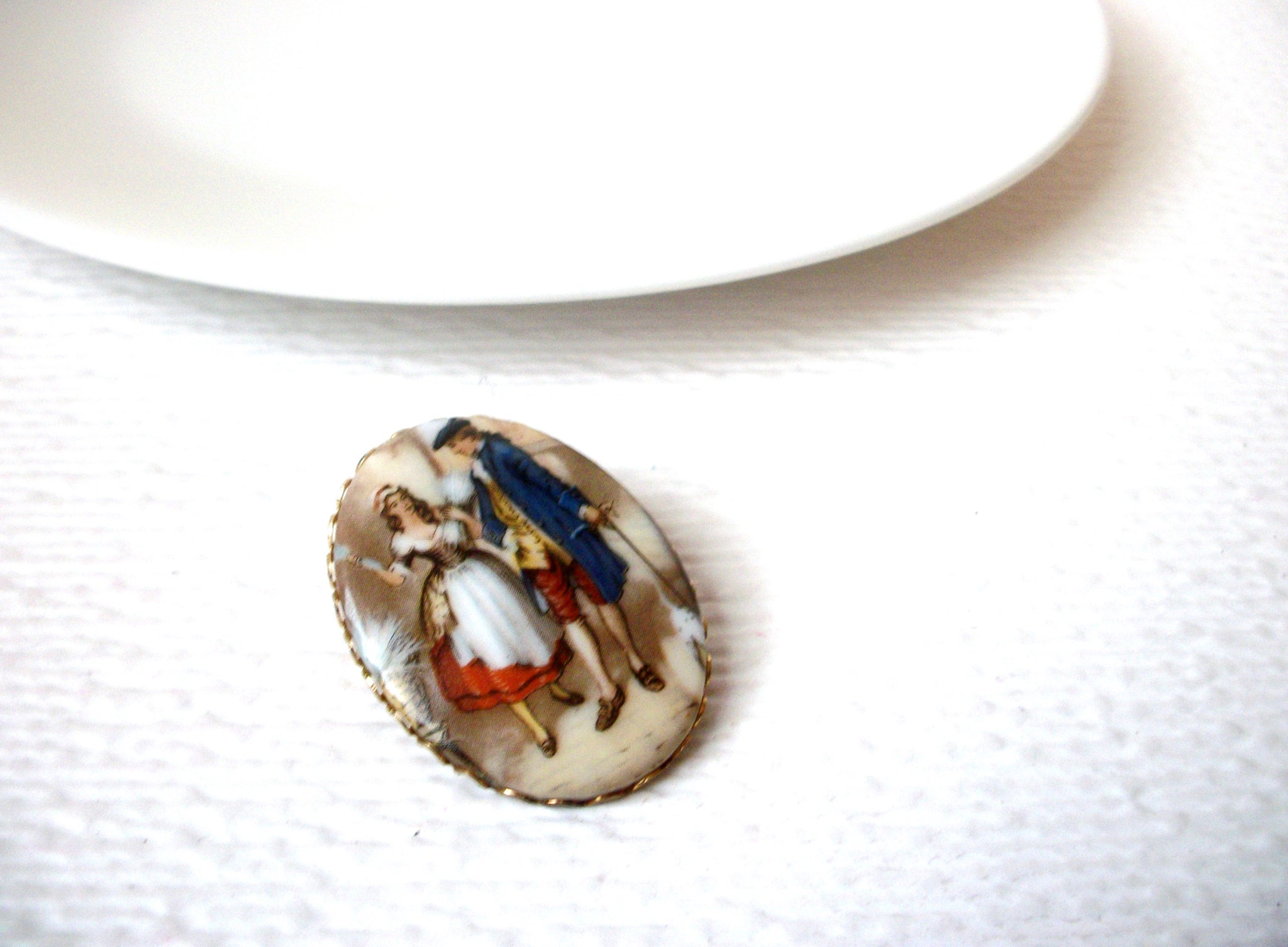 Vintage Glass Courtship Brooch Pin 111520