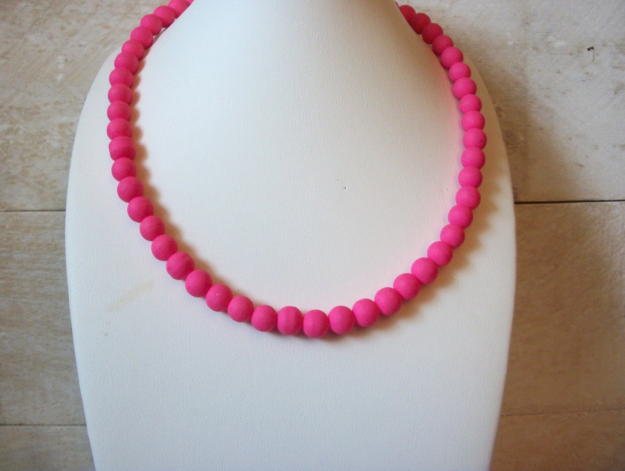 Retro Neon Pink Glass Necklace 50520