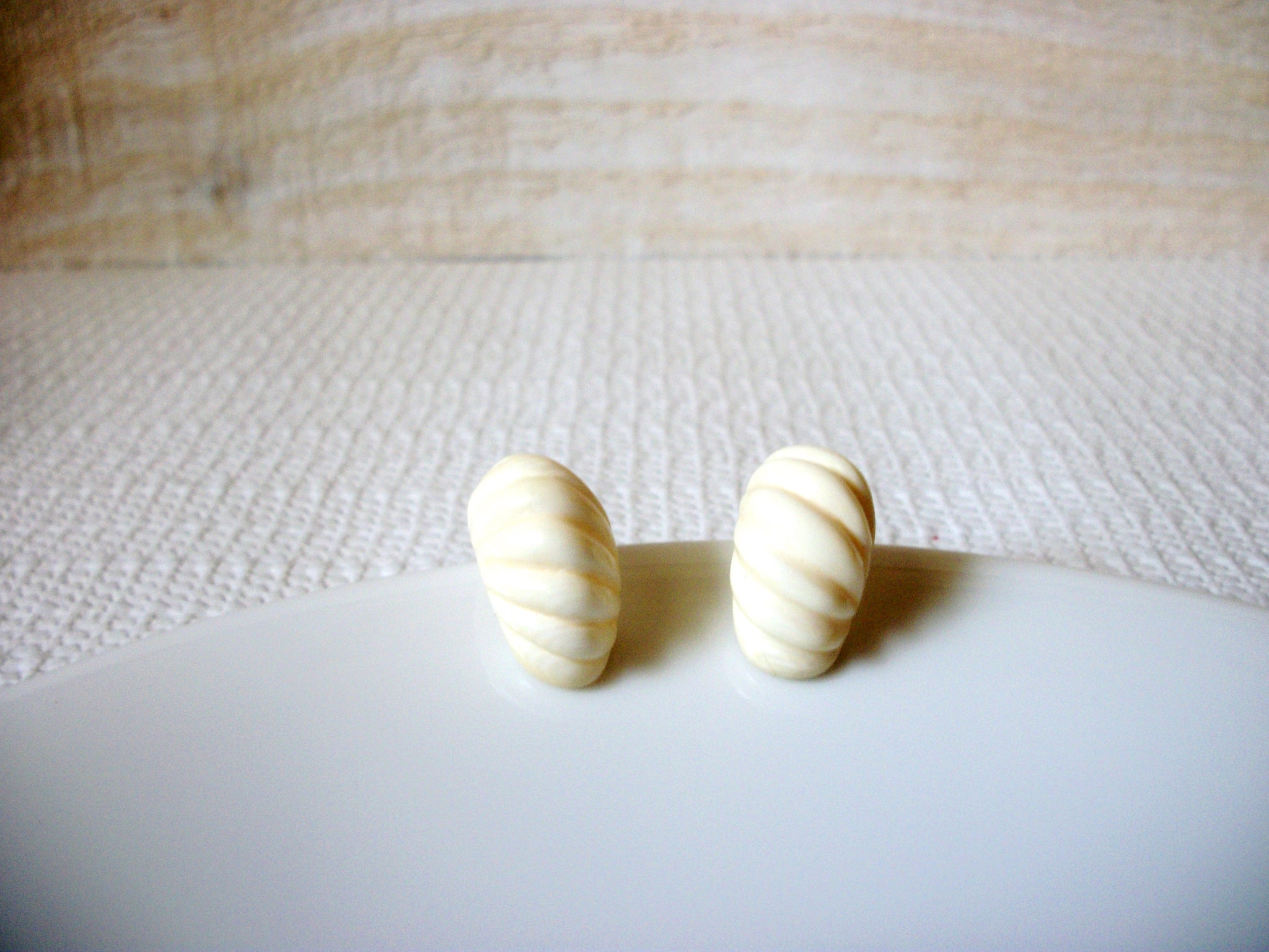 Retro Cream Molded Earrings 50820
